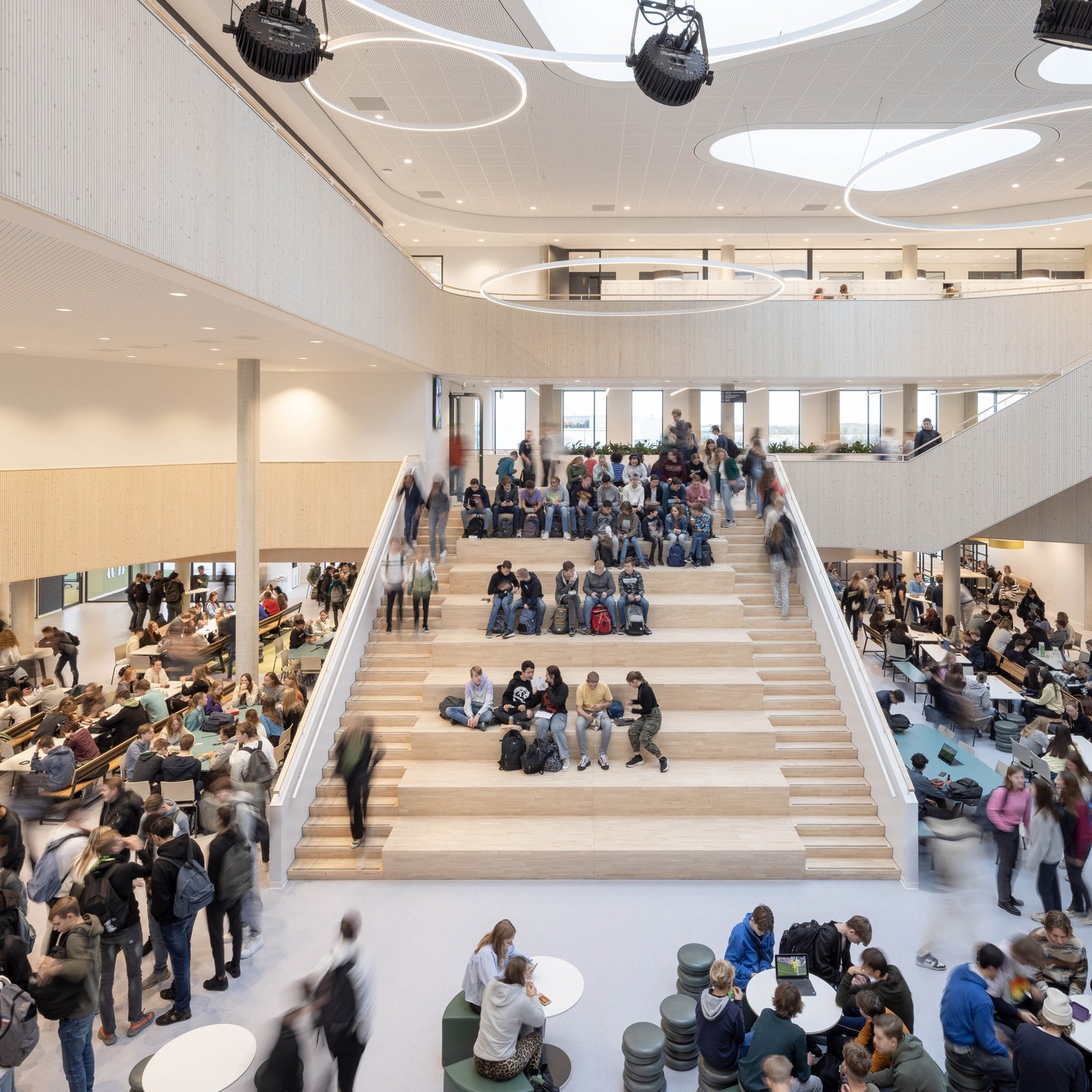𝐑𝐨𝐝𝐞𝐧𝐛𝐨𝐫𝐜𝐡𝐜𝐨𝐥𝐥𝐞𝐠𝐞 𝐑𝐨𝐬𝐦𝐚𝐥𝐞𝐧 | De centrale ruimte is het hart van de school. De ruimte is vloeiend vormgegeven, met zowel licht van boven als zicht naar buiten via de gevels. Door de pauzeruimte voor leerlingen als onderdeel van deze hal ook aan de gevel te leggen, maken we veel contact met buiten. Ergo: een gezonde situatie. De vleugels zorgen voor een overzichtelijke en ‘leesbare’ opzet van het gebouw, terwijl er buiten beschutte plekken ontstaan.
Fotografie: Lucas van der Wee
-
-
#roosrosarchitecten #roosros #toekomstgericht #plezier #design #architectuur #architecture #architectural #archilovers #architects_need #archdaily #onderwijsgebouw #rosmalen #rodenborchcollege