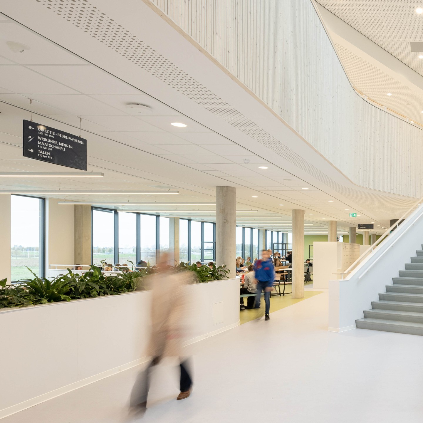 𝐑𝐨𝐝𝐞𝐧𝐛𝐨𝐫𝐜𝐡𝐜𝐨𝐥𝐥𝐞𝐠𝐞 𝐑𝐨𝐬𝐦𝐚𝐥𝐞𝐧 | Bij het ontwerp hebben de architecten goed gelet op het scheiden van leerlingenstromen. De onderbouw en bovenbouw hebben ieder een eigen entree en gevels, tegenover elkaar. Er is dus maar één centrale receptie nodig. Door het centrale hart van het gebouw zijn twee routes gerealiseerd, om iedere leerling zijn eigen routing door de school te geven. Van Leeuwen: ‘Ook hier spelen we weer met kleinschaligheid en flexibiliteit. De gevelstructuur loopt door, zodat als er in de toekomst een andere verhouding ontstaat tussen onderbouw en bovenbouw een andere verdeling van de ruimte mogelijk is.
Fotografie: Lucas van der Wee
-
-
#roosrosarchitecten #roosros #toekomstgericht #plezier #design #architectuur #architecture #architectural #archilovers #architects_need #archdaily #onderwijsgebouw #rosmalen #rodenborchcollege