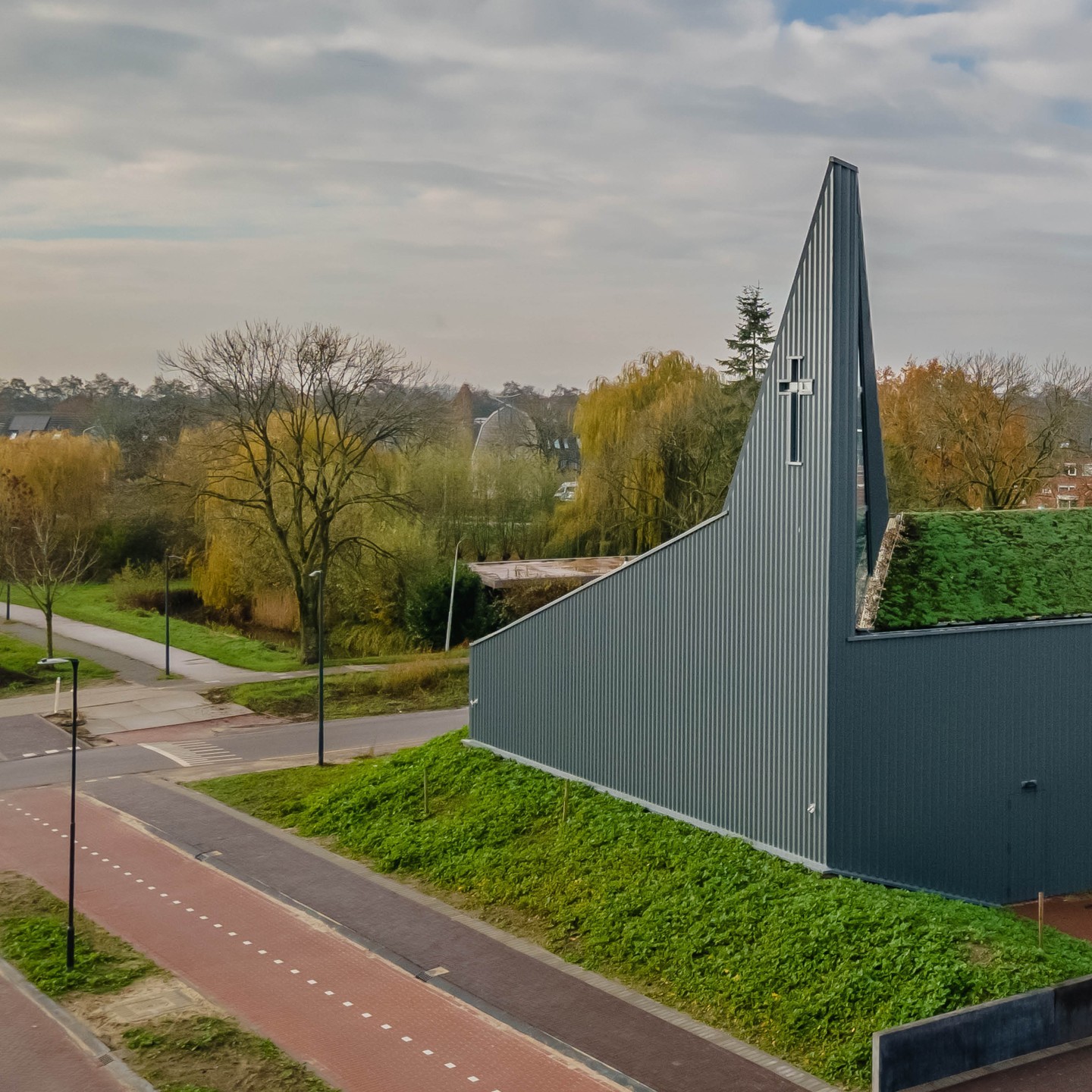 𝗞𝗲𝗿𝗸 𝗛𝗼𝗼𝗴 𝗗𝗮𝗹𝗲𝗺 | In november 2021 is de bouw begonnen en medio 2022 is de kerk binnen planning en budget opgeleverd. Het gezonde en toekomstgerichte gebouw is op een natuurlijke manier ingebed in de omgeving, heeft een groen dak en zorgt dankzij waterretentie en de toepassing van groen voor vermindering van hittestress in de nieuwe woonwijk. Mede dankzij 30 zonnepanelen, een warmtepomp en driedubbel glas is het gebouw zo goed als energieneutraal. Bovendien is het, in ieder geval in de ogen van alle betrokkenen, een aantrekkelijk, iconisch en uitnodigend gebouw geworden.
-
-
#roosrosarchitecten #roosros #toekomstgericht #plezier #design #architectuur #architecture #architectural #archilovers #architects_need #archdaily #kerk #buurthuis