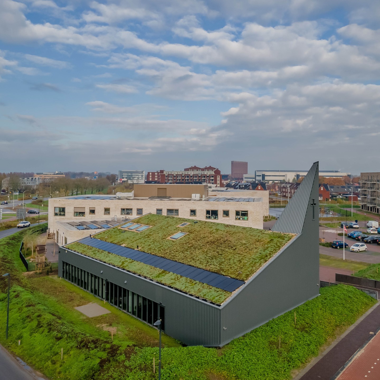 𝗞𝗲𝗿𝗸 𝗛𝗼𝗼𝗴 𝗗𝗮𝗹𝗲𝗺 | Onlangs is in Gorinchem de kerk Hoog Dalem opgeleverd, een project dat RoosRos Architecten in nauwe samenwerking met bouwteampartner Burgland Bouw heeft gerealiseerd in opdracht van de plaatselijke PKN-gemeente. Met de werkvoorbereider van Burgland en de projectmanager en projectarchitect van RoosRos kijken we terug op de afgelopen periode. ‘We zijn alle drie trots op hoe we met een beperkt budget een hoogwaardige, unieke en iconische buurtkerk hebben kunnen realiseren.’
-
-
#roosrosarchitecten #roosros #toekomstgericht #plezier #design #architectuur #architecture #architectural #archilovers #architects_need #archdaily #kerk #buurthuis