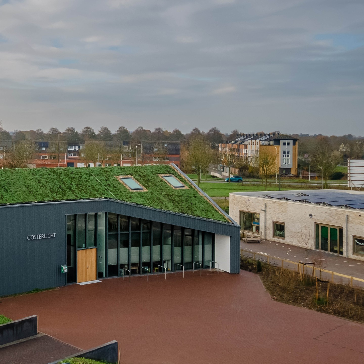 𝗞𝗲𝗿𝗸 𝗛𝗼𝗼𝗴 𝗗𝗮𝗹𝗲𝗺 | Projectarchitecten Henk de Gelder en Anneloes Kattemölle ontwierpen de nieuwe kerk. Het moest een modern en multifunctioneel buurtgebouw worden dat transparant, licht en zeer uitnodigend is voor iedereen, gelovig of niet-gelovig. Arie Huigen, werkvoorbereider bij Burgland Bouw, vertelt: ‘Het was een bouwteamopdracht, dus al vanaf het begin van het creatieve proces van Henk en Anneloes zaten wij als aannemer aan tafel. We hebben zo vanaf het allereerste begin mee kunnen denken over bouwmethoden, planning, bezuinigingen en efficiency.’
-
-
#roosrosarchitecten #roosros #toekomstgericht #plezier #design #architectuur #architecture #architectural #archilovers #architects_need #archdaily #kerk #buurthuis
