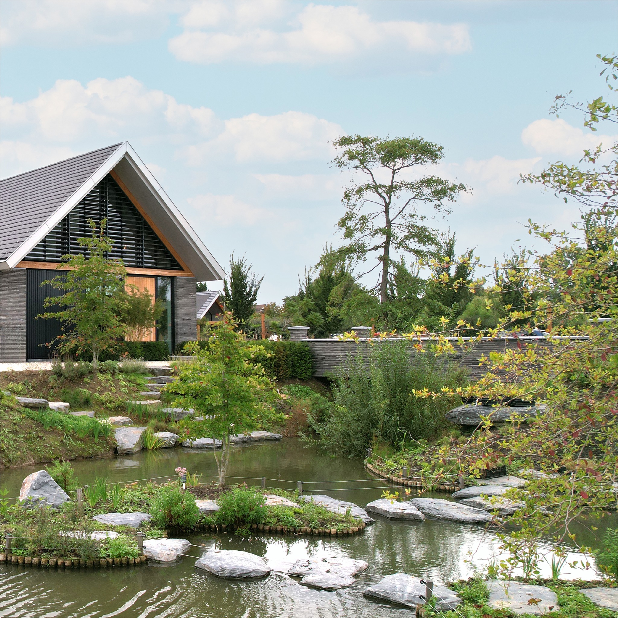 𝗧𝗵𝗲 𝗔𝗿𝘁 𝗼𝗳 𝗟𝗶𝘃𝗶𝗻𝗴 | De typologie is die van een schuurwoning maar eigenlijk is de villa veel mooier dan de associatie die dit woord oproept. Zo was de houten balk die over de volle breedte van de voorgevel doorloopt eigenlijk voor de restauratie van de Notre Dame kathedraal in Parijs bedoeld en kon ze dus aan een hoge standaard voor kwaliteit en esthetiek voldoen.
Tekst: Jeroen Kuypers
Fotografie: Jaro van Meerten
#RoosRosArchitecten #RoosRos #TheArtofLiving #magazine #gezond #toekomstgericht #ontwerp #architect #architecture