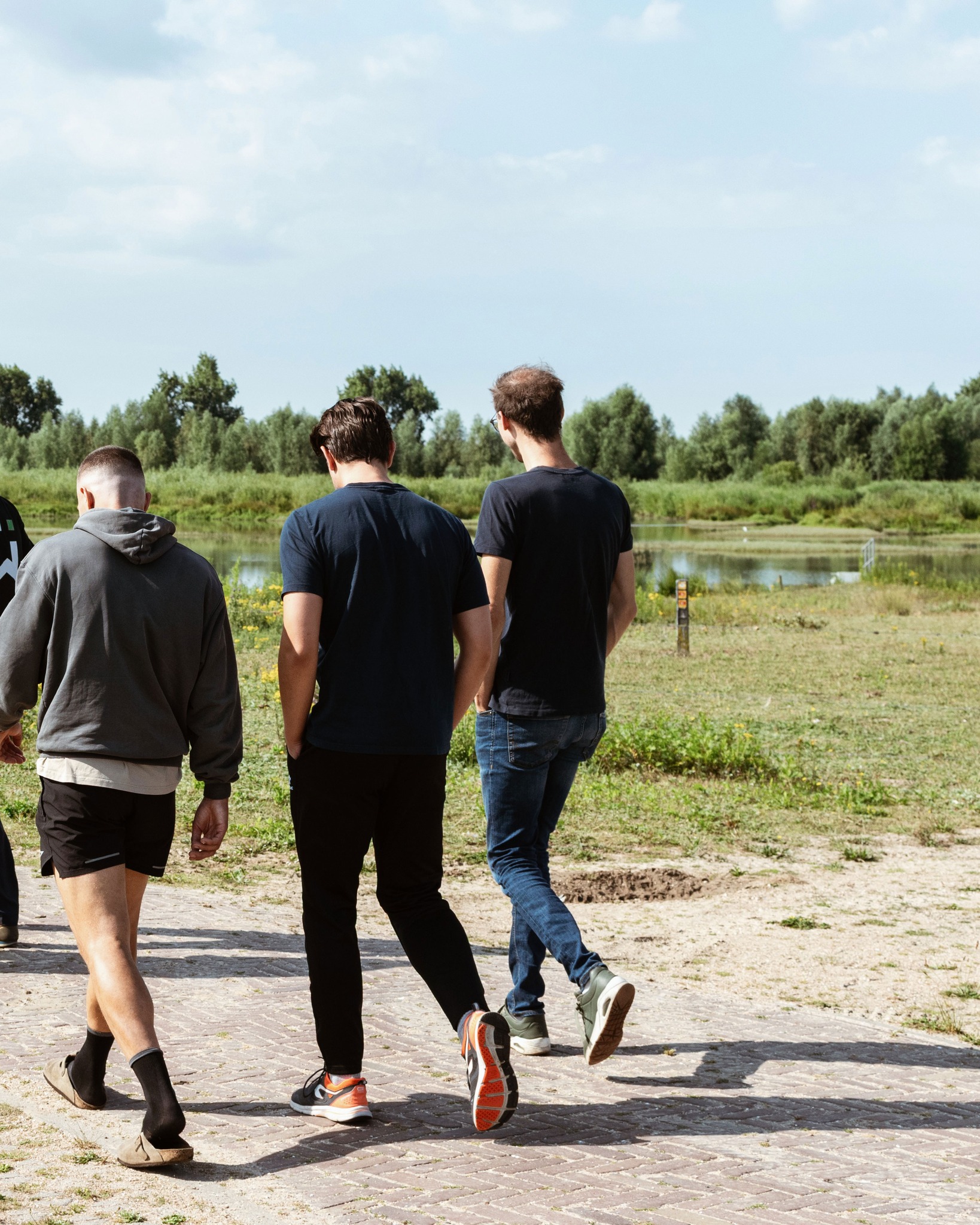 Boostdag Tiengemeten
Chantal van Burg heette ons namens Natuurmonumenten van harte welkom. Ze vertelde over de rijke geschiedenis van het eiland, de bijzondere flora en fauna en het belang van natuurbehoud. Na een korte wandeling was het tijd om de diepte in te gaan met Douwe Hoekstra.
#RoosRosArchitecten #RoosRos #gezond #toekomstgericht #Boostdag #Tiengemeten #specialforces #Sur5SF #douwehoekstra #baskremer