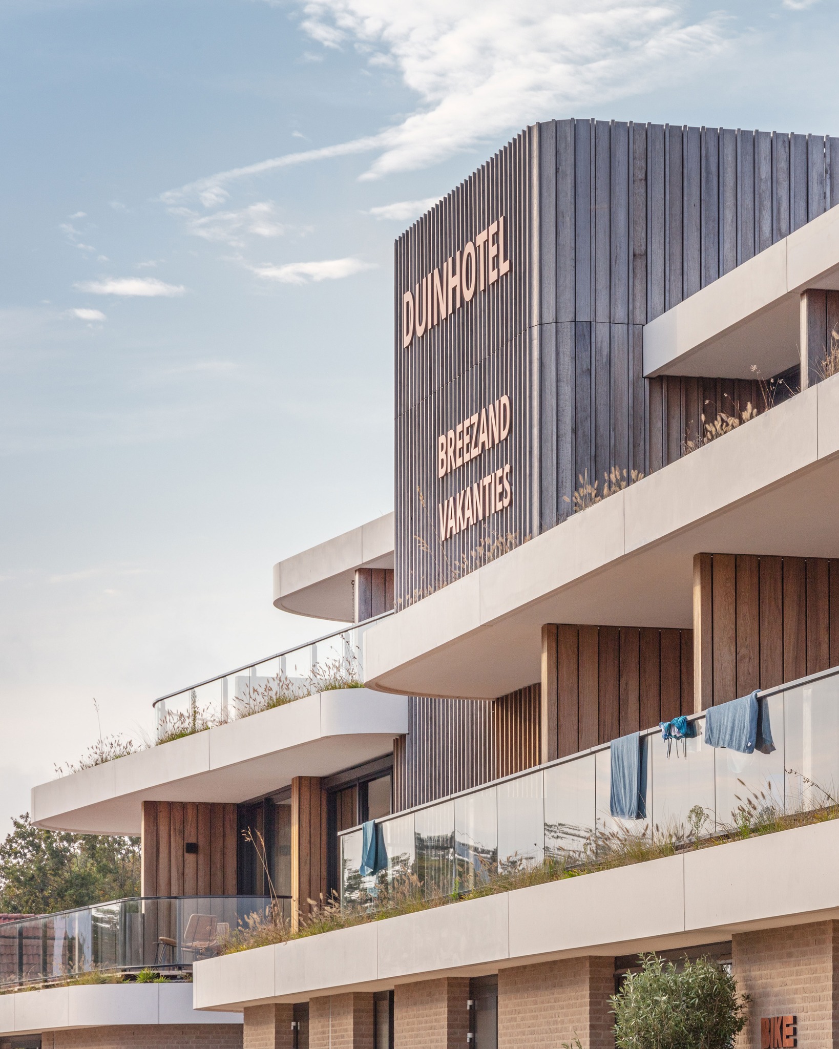Duinhotel Breezand
In alle luxe genieten in de Zeeuwse duinen kan bij Duinhotel Breezand, een plek die we met veel plezier hebben ontworpen.
📷: @laurenskuipers
#RoosRosArchitecten #RoosRos #gezond #toekomstgericht