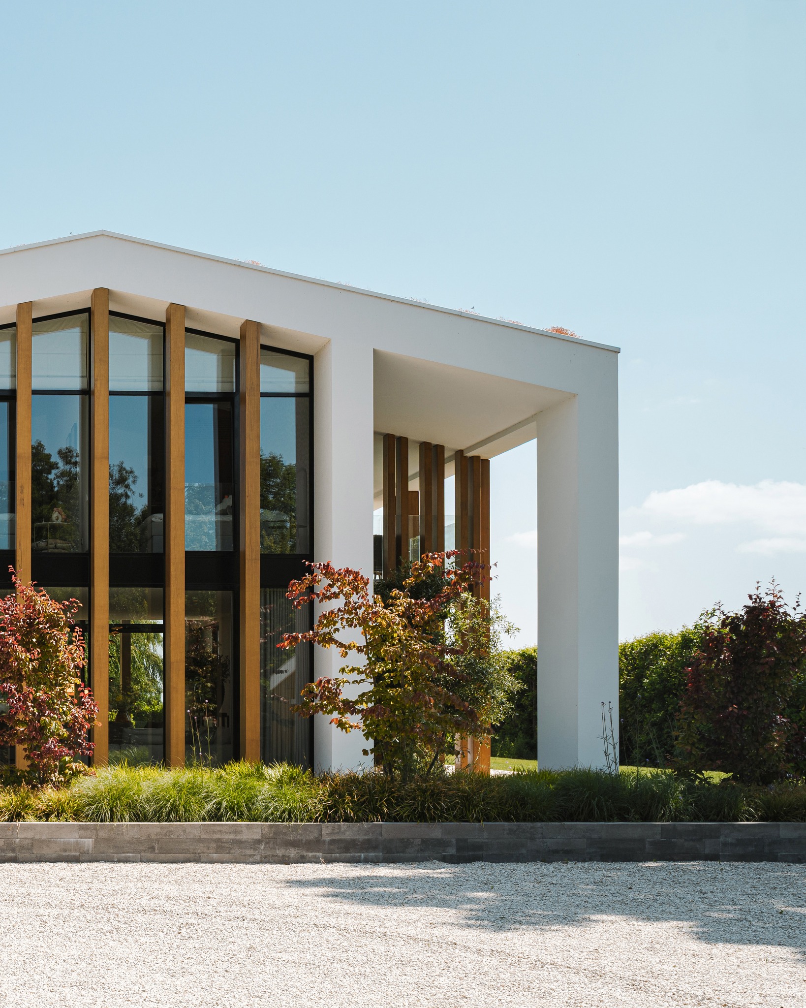 The Art of Living - Woning L
Bij binnenkomst valt direct de strakke zichtlijn op die het huis doorkruist en een kijkje geeft in de diepe tuin. “We houden van rust en het huis moest een soort vakantiegevoel oproepen”, leggen de bewoners uit.
@theartofliving.online
#RoosRosArchitecten #RoosRos #gezond #toekomstgericht #villa #OudBeijerland #artofliving