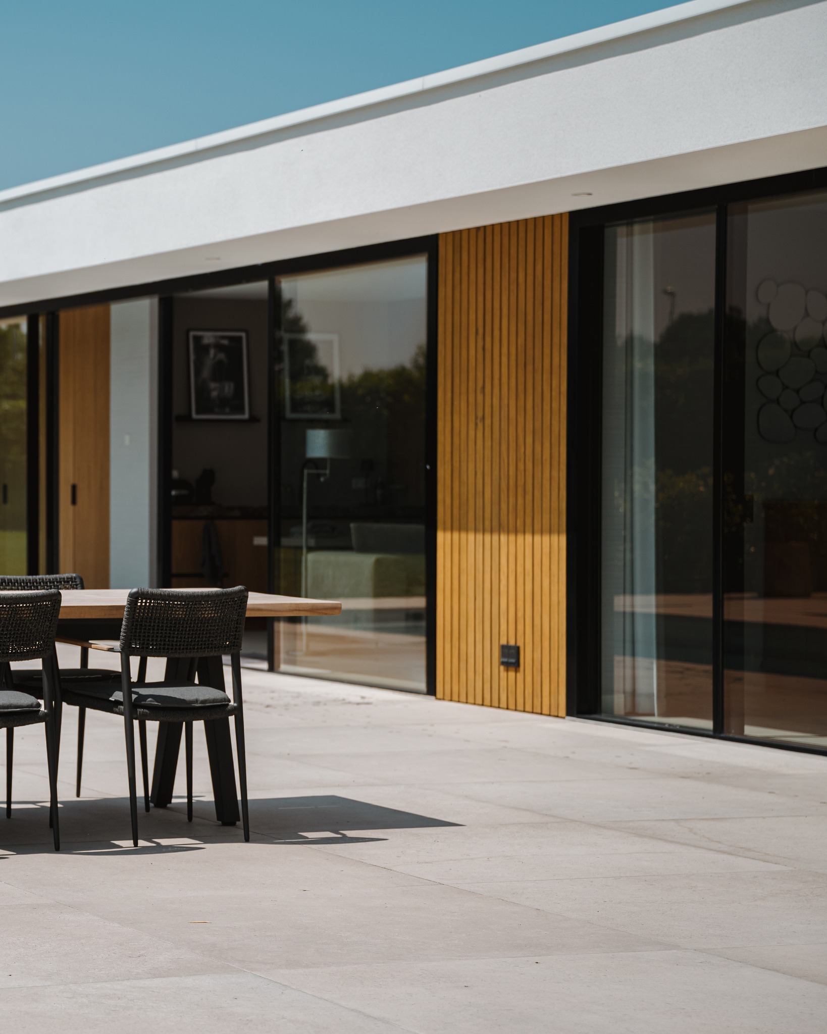 The Art of Living - Woning L
Achterin de tuin ligt het poolhouse, dat voelt en fungeert als een tweede thuis. Er is de mogelijkheid om te logeren door de complete inrichting inclusief dubbele douche en apart toilet.
@theartofliving.online
#RoosRosArchitecten #RoosRos #gezond #toekomstgericht #villa #OudBeijerland #artofliving