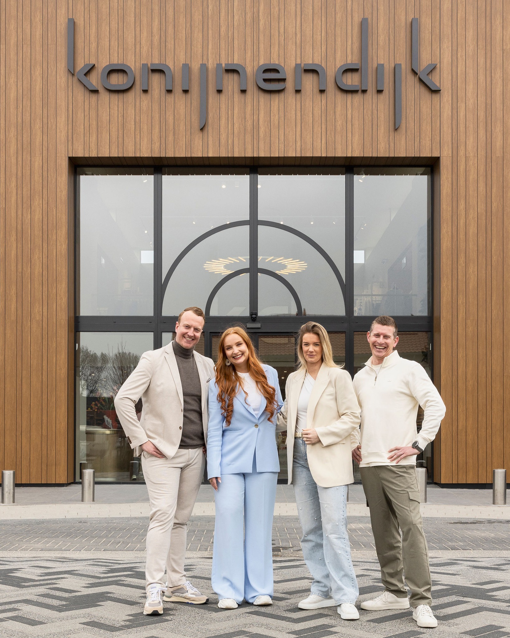 Konijnendijk Mode
@jimkonijnendijk kijkt tevreden terug op het proces: “Het was een genot samen te werken met RoosRos, de verfrissende ideeën en het ontzorgen binnen het gehele proces waren van bijzonder hoog niveau. We zijn enorm blij met het eindresultaat van ons prachtige pand.”
@konijnendijkmode
📷: @stefanmichelphotography
#RoosRosArchitecten #RoosRos #gezond #toekomstgericht #ZuidBeijerland #KonijnendijkMode #KM