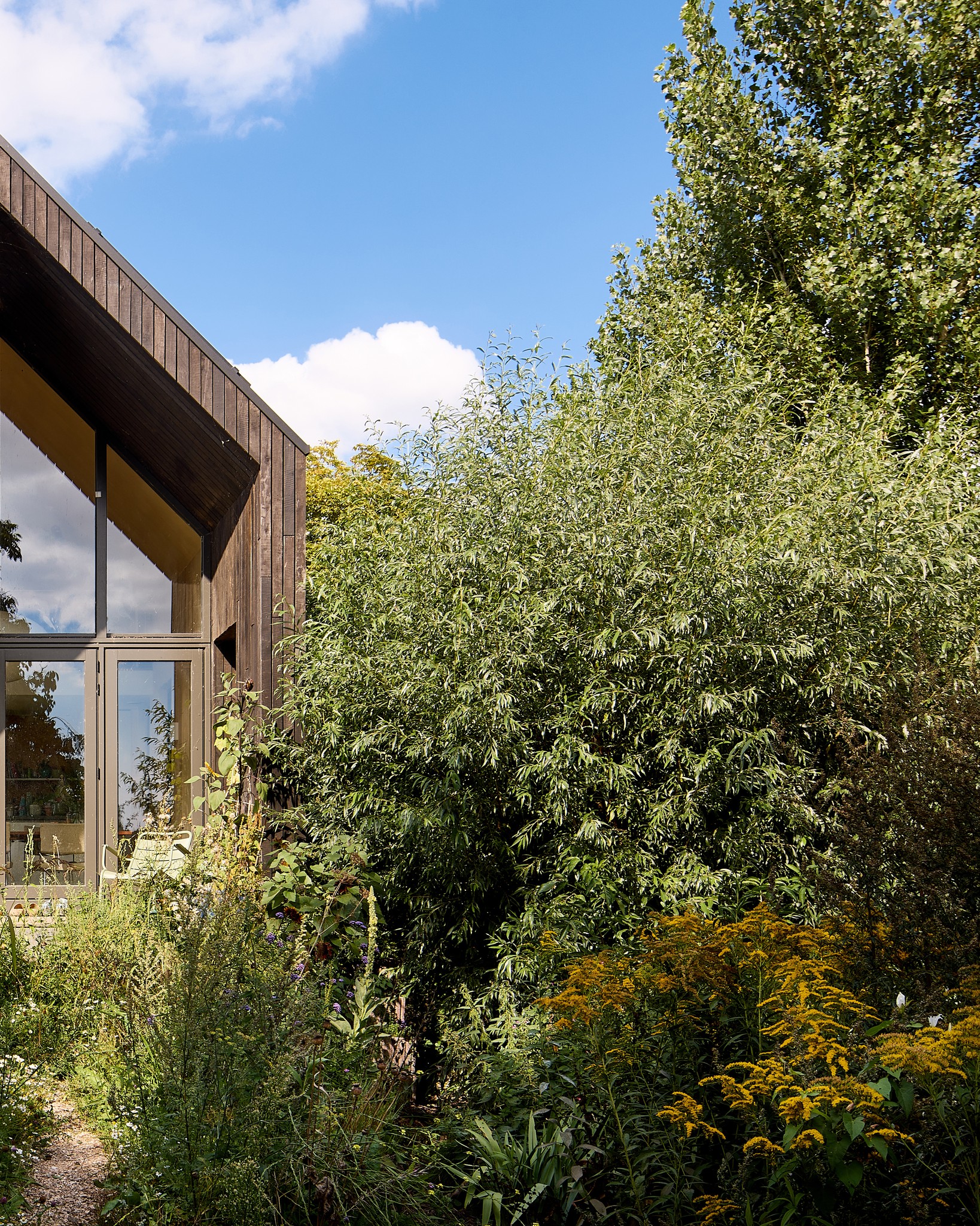 WONING HEINENOORD
De prefab houtskeletbouwconstructie, is bekleed met lokaal hout van @hoekschhout, een lokale houtzagerij met een mooi doel.
@batenburgbouwadvies
#RoosRosArchitecten #RoosRos #gezond #toekomstgericht #Heinenoord #woning #cocreatie