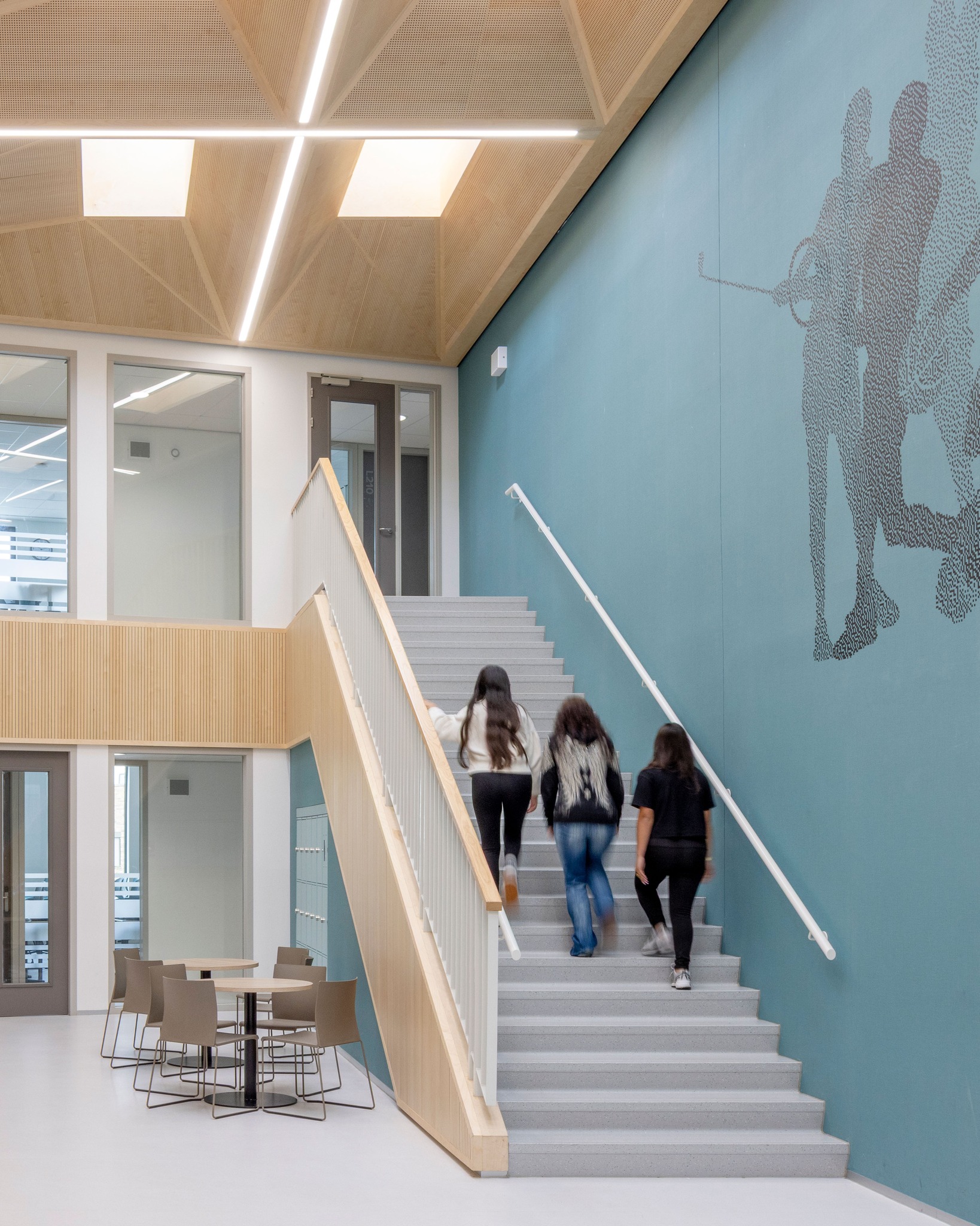 Thorbecke Rotterdam
"De architectuur van dit vmbo-gebouw kenmerkt zich door een strak gevelritme met grote glasvlakken aan de noordzijde, met een horizontale geleding als paviljoen aan de zuidelijke campus-zijde. "
#RoosRosArchitecten #RoosRos #gezond #toekomstgericht #Thorbecke #talentschool #rotterdam
📷: @lucasvanderwee