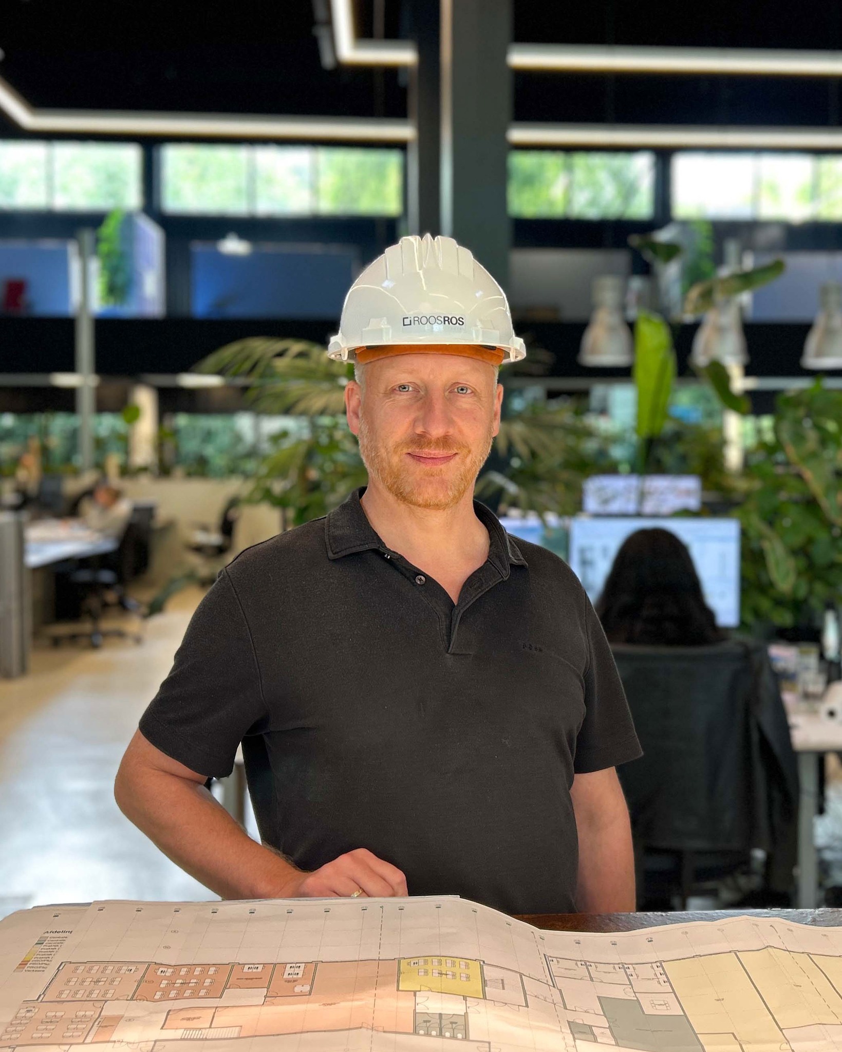Integrale benadering
De realisatie van bouwprojecten wordt steeds complexer. De techniek ontwikkelt zich razendsnel, regelgeving neemt toe en de eisen aan duurzaamheid, veiligheid en compliance worden strenger. Zeker bij grote en integrale projecten komen al die factoren samen. Hoe zorg je er dan voor dat je het overzicht houdt?
Bij RoosRos merken we dat juist in deze complexiteit een verbindende rol steeds belangrijker wordt: die van de Project Integrator. Iemand die overzicht houdt over alle facetten van het project én de mensen bij elkaar brengt.
Matthijs van den Berg: “Bij RoosRos zit de integrale benadering in ons DNA. Als Project Integrator zorgen we dat alle disciplines samenkomen, met oog voor inhoud én proces. We houden de grote lijn vast, zorgen voor samenhang en brengen mensen bij elkaar om het project echt verder te brengen.”
#RoosRosArchitecten #RoosRos #gezond #toekomstgericht #dna #integrator