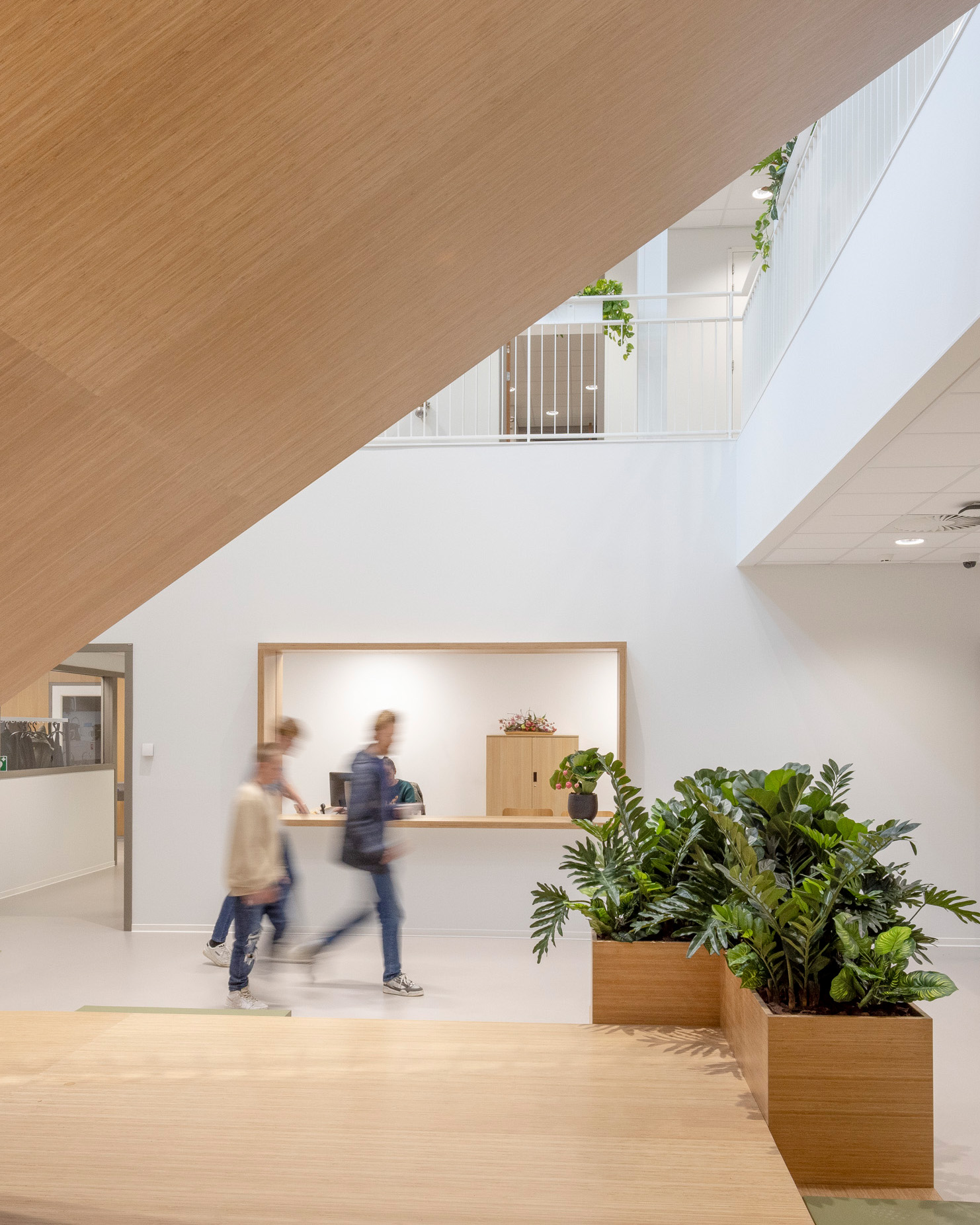 VSO Drechtster College Dordrecht

Mark Boschman: “Bij het ontwerp van het Drechtster College hebben wij veel aandacht besteed aan een goede ruimtelijke invulling. Rust versus dynamiek, ruimtelijkheid versus compactheid. Het gebouw biedt balans. We wilden een omgeving creëren die prikkelarm is, maar toch uitnodigt tot ontdekken en leren. Een thuis voor de leerling en een fijne werkplek voor docenten en medewerkers.”

📷: @lucasvanderwee 

#RoosRosArchitecten #RoosRos #gezond #toekomstgericht #drechtstercollege #dordrecht #vso