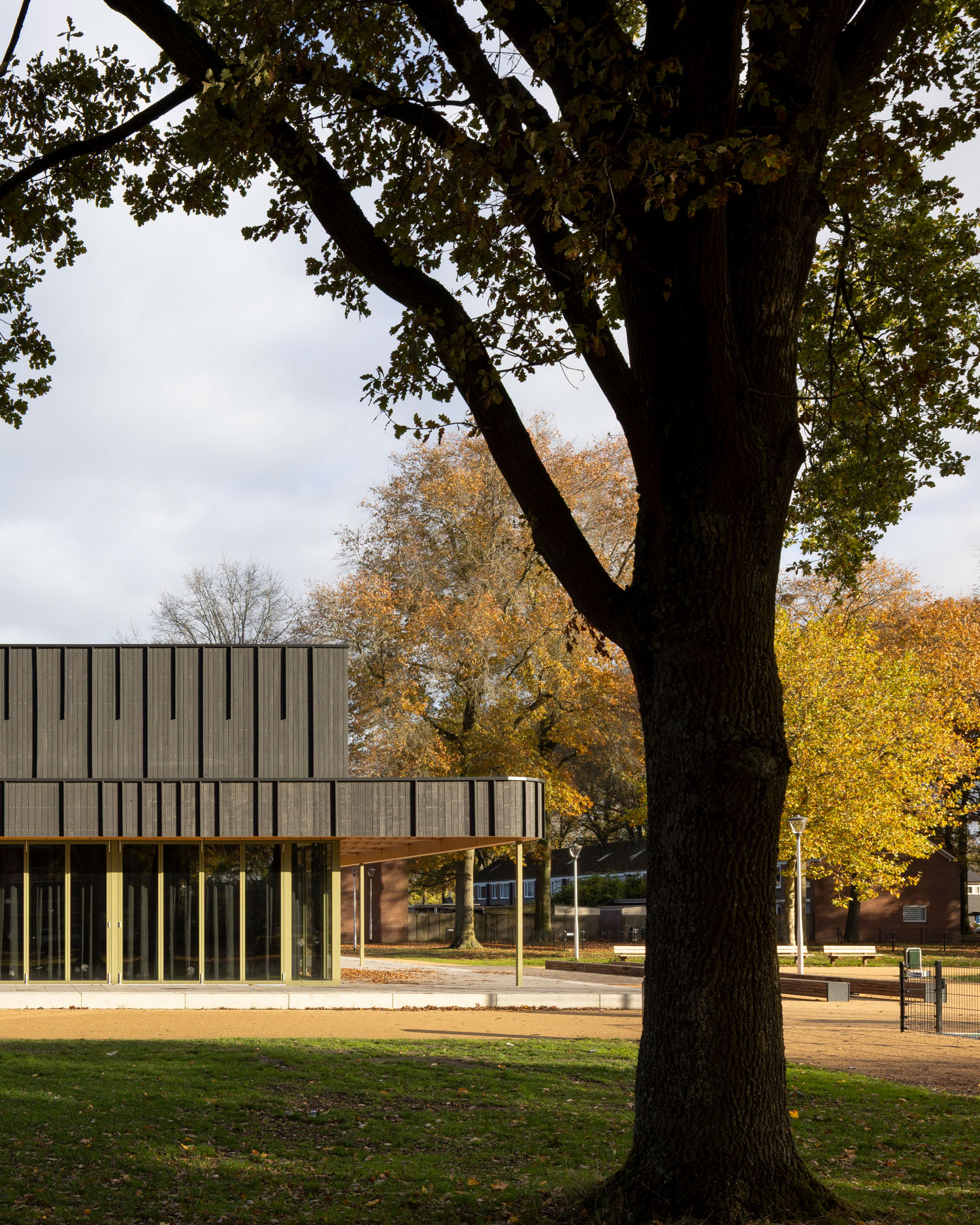 BELABOX TILBURG

Architect Nikki de Boer: "In het ontwerp van de danszaal hebben we veel bestaande materialen hergebruikt. Denk dan aan de stalen balken, houten lattenplafonds en de stoeptegels van het buitenterrein."

📷: @lucasvanderwee 

#RoosRosArchitecten #RoosRos #gezond #toekomstgericht #Belabox #Tilburg #MFA