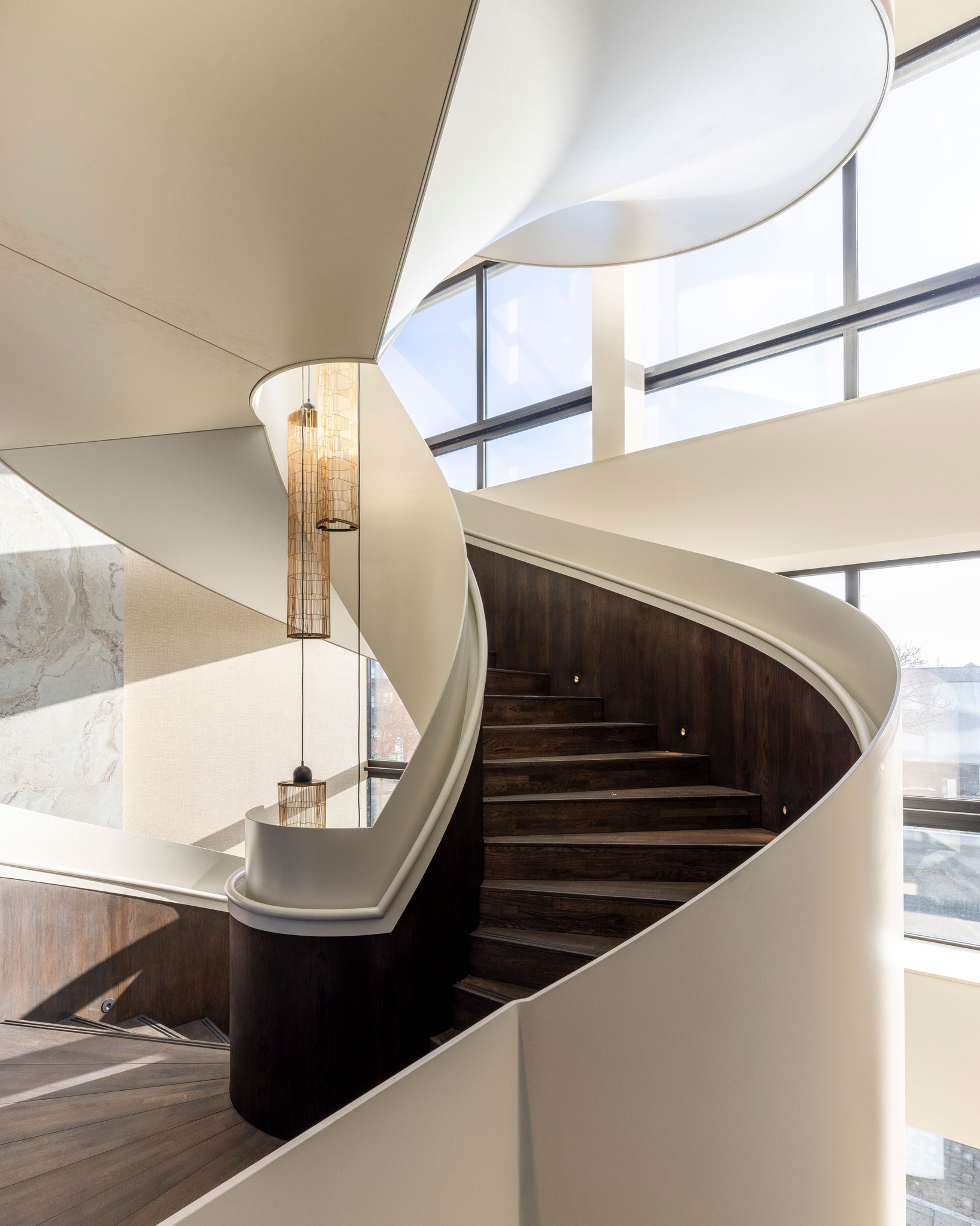 The Lobby Amsterdam

In de entreehal en op enkele andere verdiepingen tussen de uitkomstlift en de nieuwe wenteltrap zijn grote vides gecreëerd om verbinding, interactie, licht en lucht te vormen. 

📷: @lucasvanderwee 

 #RoosRosArchitecten #RoosRos #gezond #toekomstgericht #TheLobby