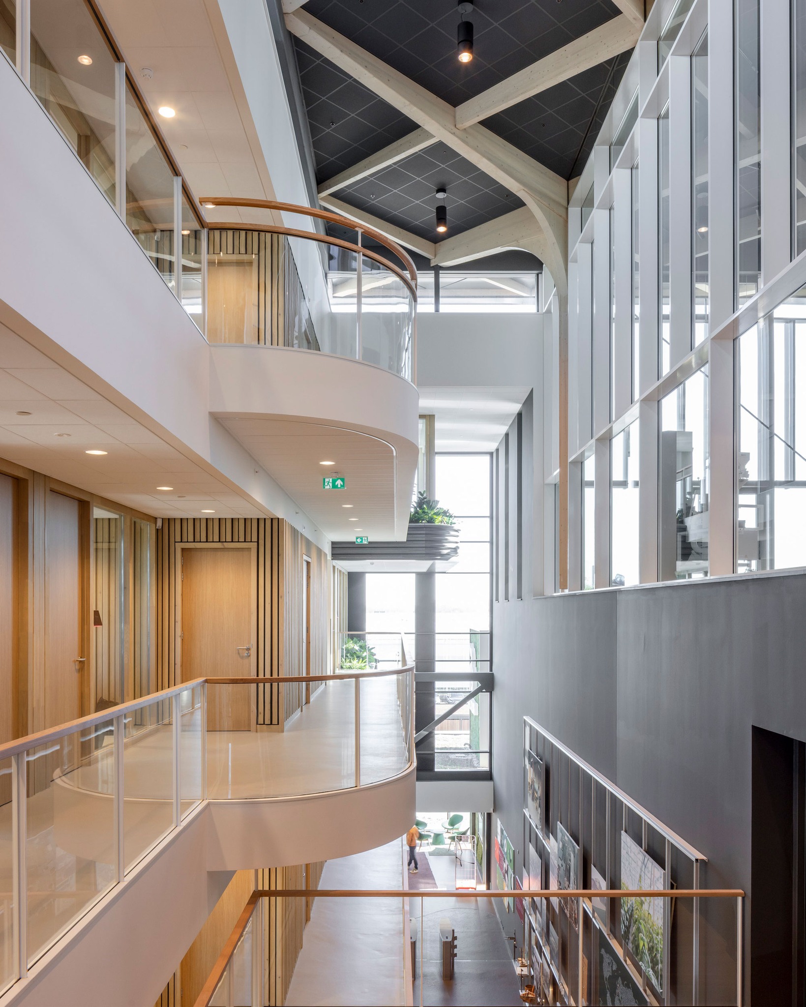 Rijk Zwaan Seed Connect Centre 

Het gebouw verbindt twee werelden: een prettige, gezonde werkplek voor medewerkers én een levendige ontvangstomgeving voor bezoekers van over de hele wereld.

📷: @lucasvanderwee 

@rijkzwaan 

 #RoosRosArchitecten #RoosRos #gezond #toekomstgericht #RijkZwaan #DeLier