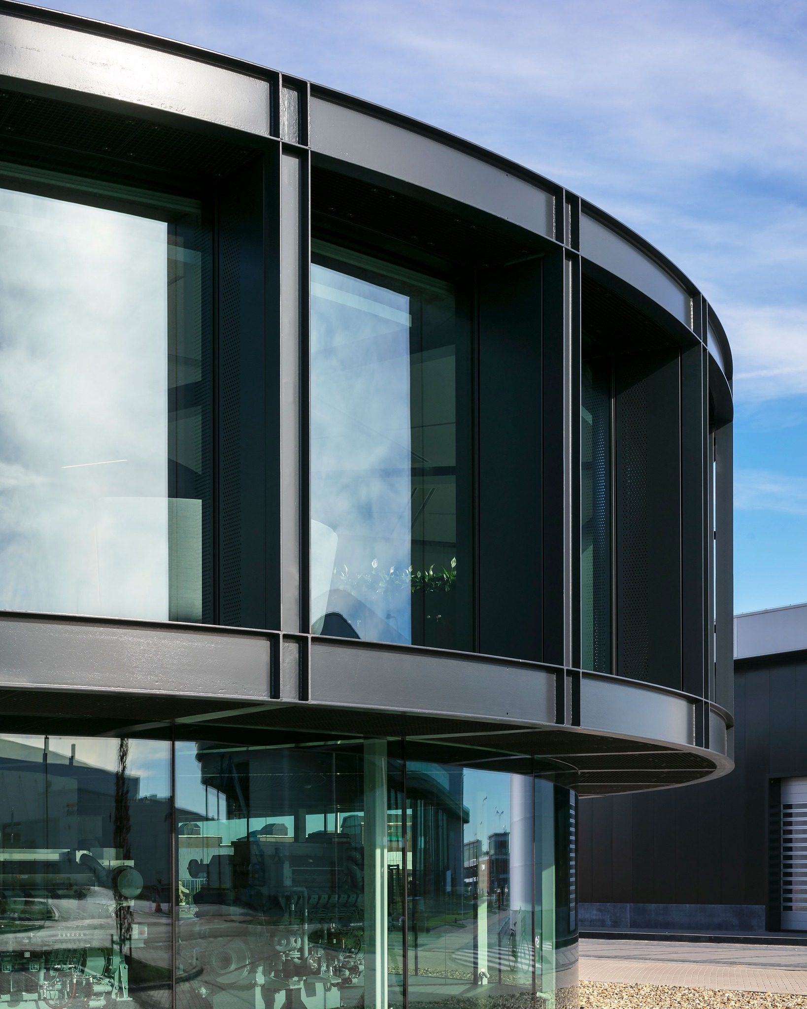 Koedood Dieselservice

Stoer, transparant en modern. Dat zijn begrippen die het nieuwe onderkomen van het familiebedrijf Koedood in Hendrik-Ido-Ambacht omschrijven. 

#RoosRosArchitecten #RoosRos #gezond #toekomstgericht #Koedood  #dieselservice #HendrikIdoAmbacht