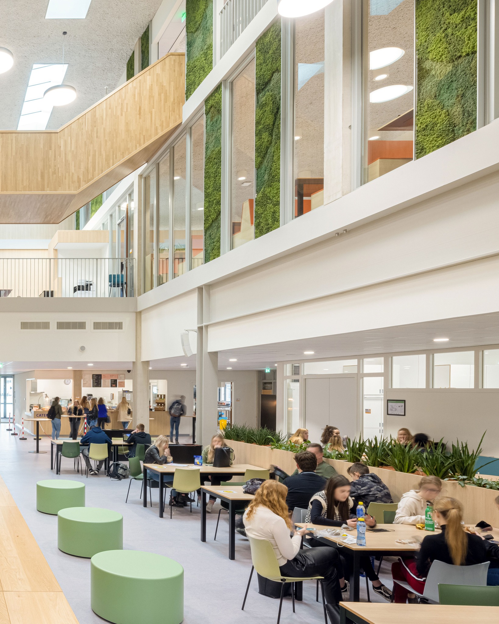 Beroepscampus Middelharnis. 

"We hebben tot op de dag van vandaag profijt van het ontwerpconcept: een grid dat kan groeien en krimpen. Hierdoor laat het gebouw zich heel makkelijk aanpassen en uitbreiden. De Beroepscampus wordt namelijk voor de tweede keer uitgebreid."

📷: @lucasvanderwee 

#RoosRosArchitecten #RoosRos #gezond #toekomstgericht #Beroepscampus #Middelharnis #trots