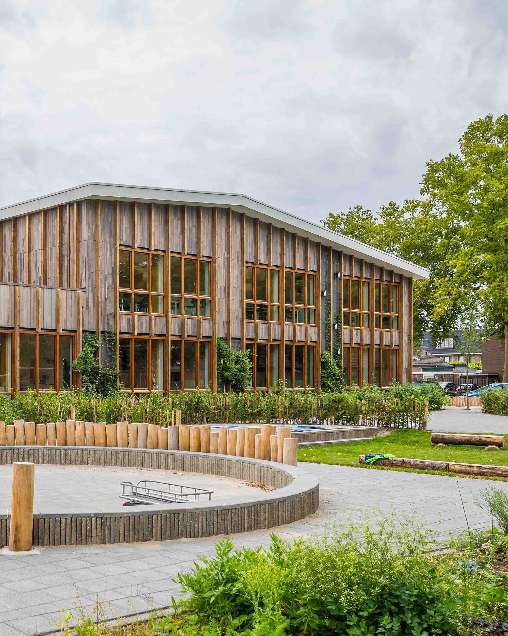 Bio-Beesd

Met een volledig biobased houten draagstructuur, hergebruikte materialen en een losmaakbare detaillering is de Brede School Cingelplein in Beesd voorbereid op de toekomst. 

#RoosRosArchitecten #RoosRos #gezond #toekomstgericht #Beesd #biobased #houtbouw