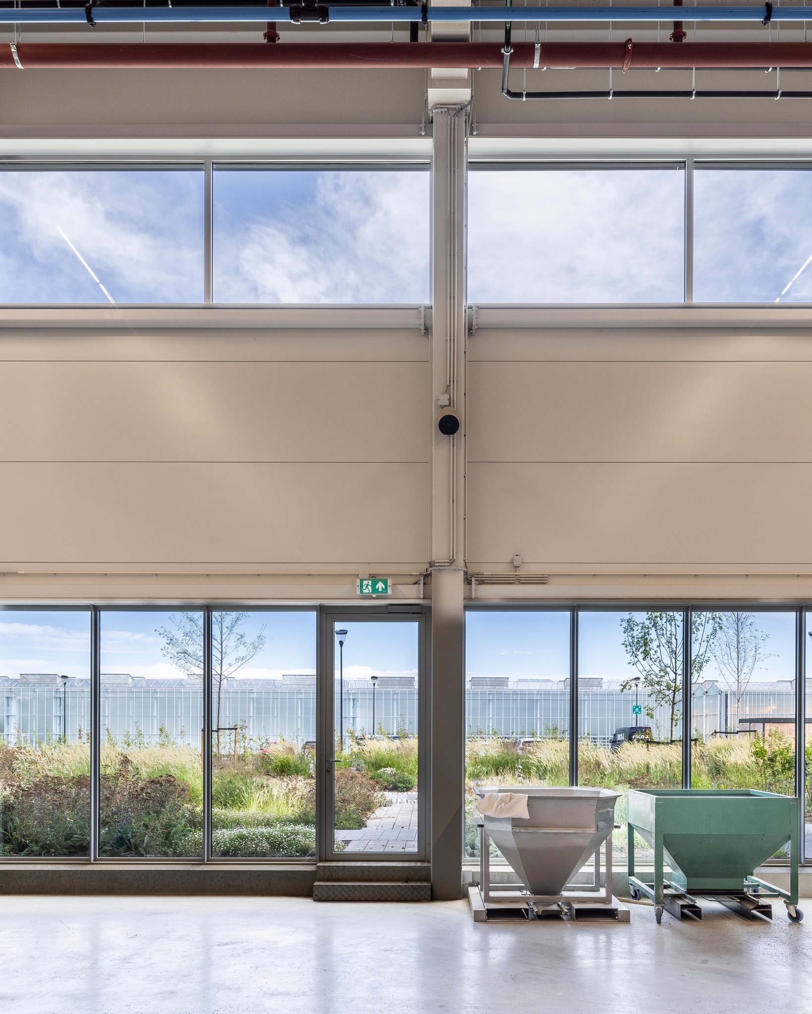 Seed Connect Centre Rijk Zwaan

“Verbinding speelt in dit project op meerdere niveaus een belangrijke rol. Vanaf het begin hebben we sterk gefocust op de relatie tussen binnen en buiten, vanuit het idee dat dit direct bijdraagt aan een gezonde werkomgeving.”

#RoosRosArchitecten #RoosRos #gezond #toekomstgericht #RijkZwaan #SeedConnectCentre #MFO