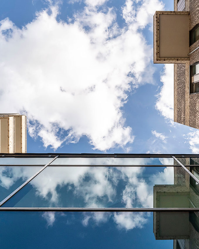 Woonzorgcentrum Amandelhof

De drie gebouwen zijn verbonden door een opgetilde gang op de eerste verdieping. Hierdoor kunnen bewoners, bezoekers en verzorgenden snel en droog tussen de bouwdelen bewegen, terwijl het groene landschap eronder doorloopt en een verbinding maakt met het Amandelpark en de omliggende wijk.

Fotografie: De Vries en Verburg 

#RoosRosArchitecten #RoosRos #gezond #toekomstgericht #hoogstepunt #CapelleAanDeIJssel #woonzorgzone