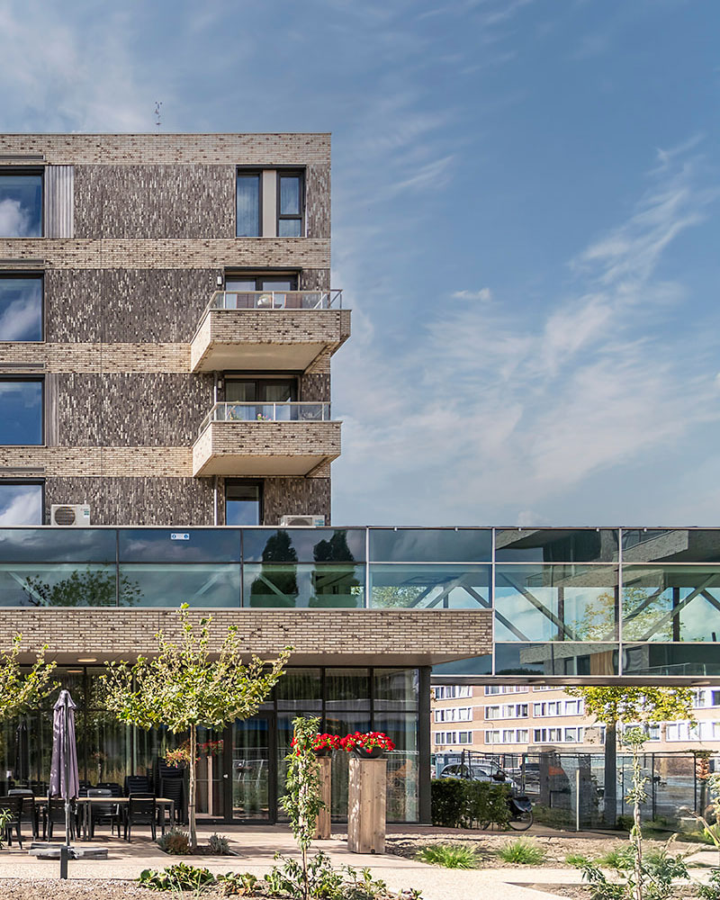 Woonzorgcentrum Amandelhof

Het gebouw aan het Amandelpark huisvest vier woongroepen voor dementerende ouderen, elk met zorgstudio’s rondom een gezamenlijke huiskamer. Het middelste bouwdeel biedt de hoofdentree, brasserie, dagbesteding, winkel en sociale huurappartementen.

Fotografie: De Vries en Verburg 

#RoosRosArchitecten #RoosRos #gezond #toekomstgericht #hoogstepunt #CapelleAanDeIJssel #woonzorgzone