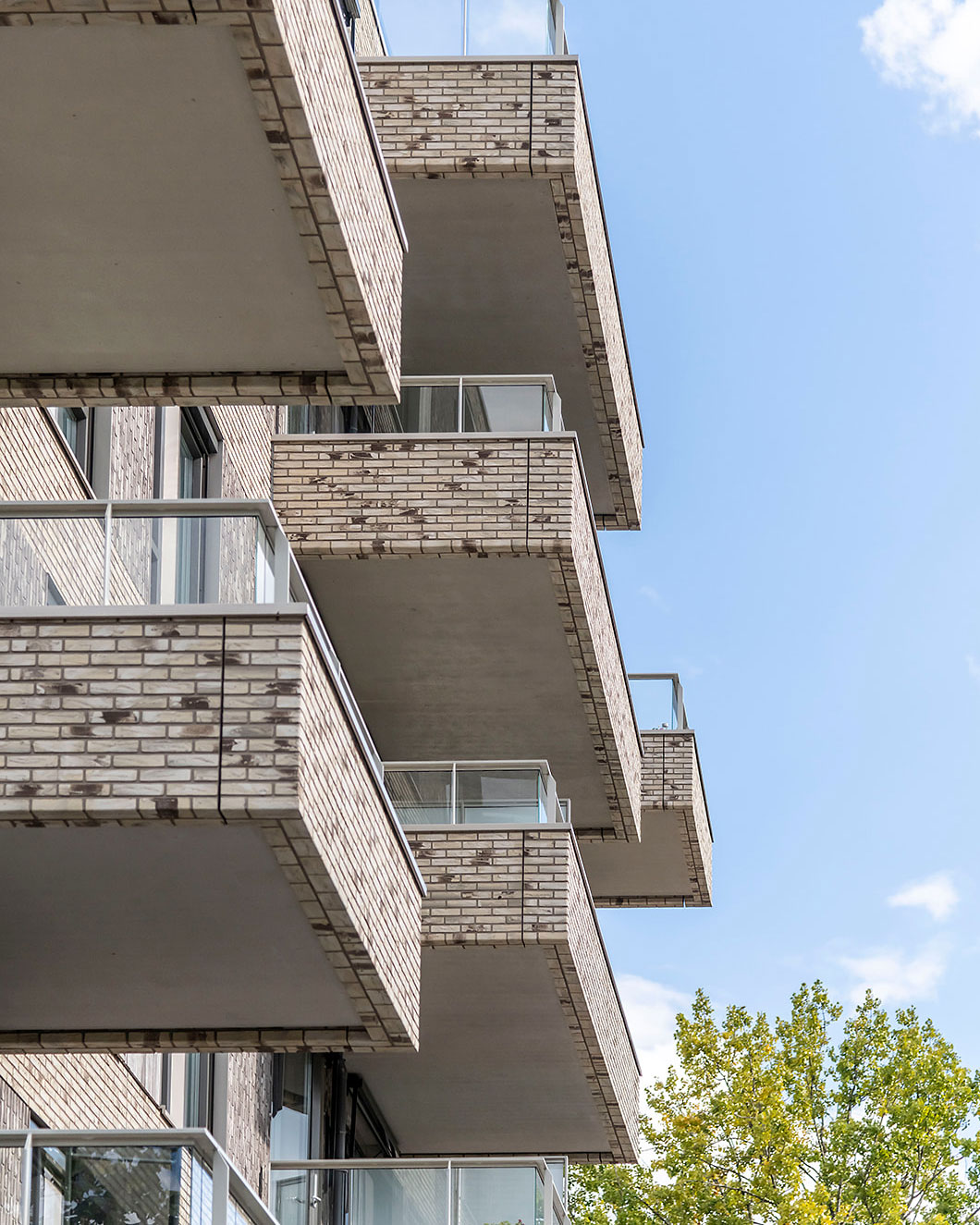 Woonzorgcentrum Amandelhof

Het plan is afgestemd op de menselijke maat. De architectuur biedt de bewoners een comfortabele woonomgeving en verbinding met de natuur en de omgeving. Projectarchitect Jos Hermans: "De architectuur van Zonnehove is met zorg ontworpen om een harmonieuze relatie te creëren tussen de gebouwen en de groene omgeving. De combinatie van licht, ruimte en materialisatie draagt bij aan een prettige en herkenbare woonomgeving voor de bewoners."

Fotografie: De Vries en Verburg 

#RoosRosArchitecten #RoosRos #gezond #toekomstgericht #hoogstepunt #CapelleAanDeIJssel #woonzorgzone