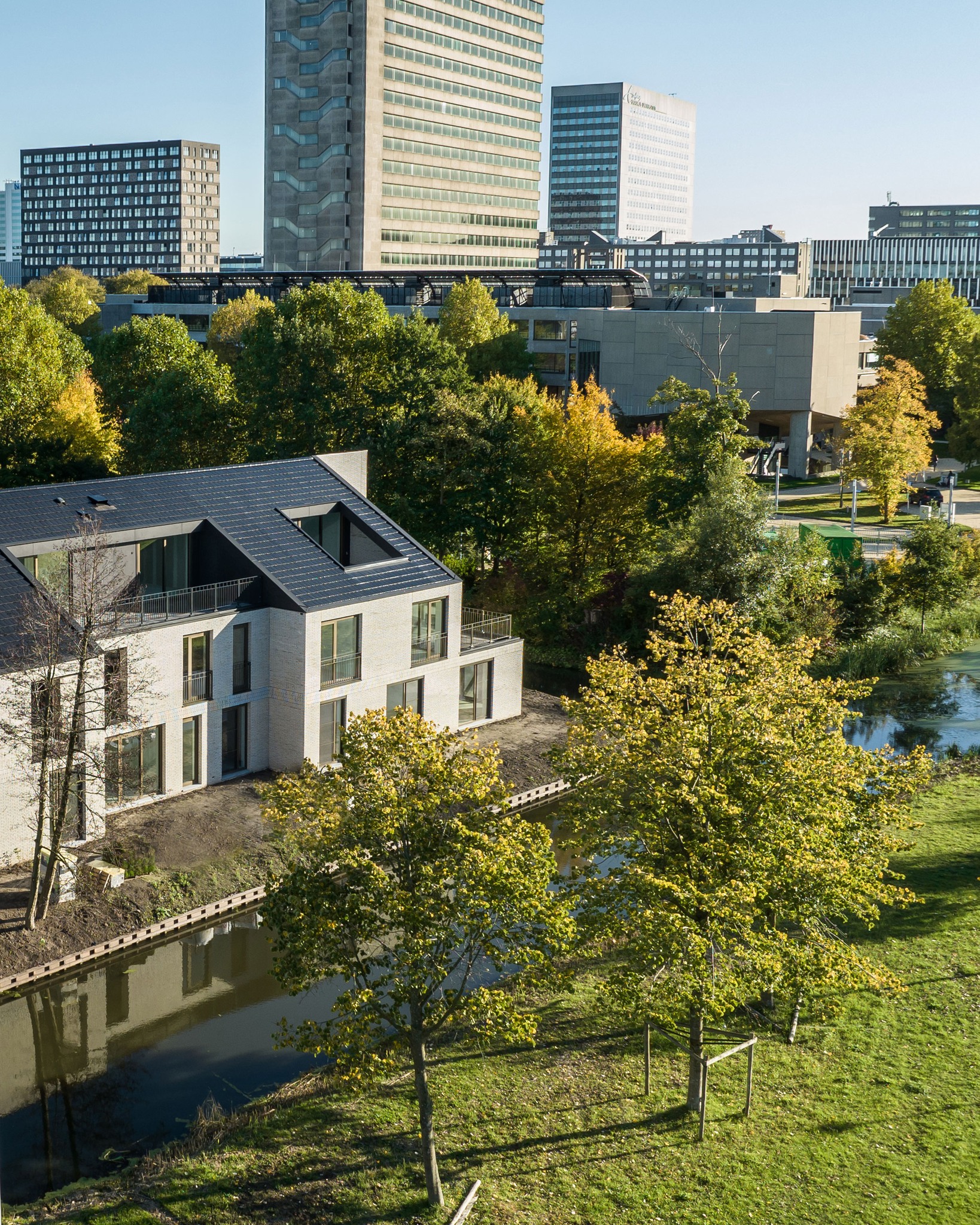 Lairesselaan Rotterdam 

Hedendaagse XXL-uitvoering van typische jaren ’70-villa. Het is niet dagelijks dat je als architect binnen een bestaand kavel in een van de mooiste en bekendste villawijken van Nederland een appartementencomplex mag ontwerpen. Zeker niet als de welstandscommissie zeer streng let op het respecteren van de bestaande bouwtypologieën en -kwaliteiten die aan de mooie De Lairesselaan in het Rotterdamse Kralingen te vinden zijn.

#RoosRosArchitecten #RoosRos #gezond #toekomstgericht #Rotterdam #Lairresselaan #LesBeauxJours