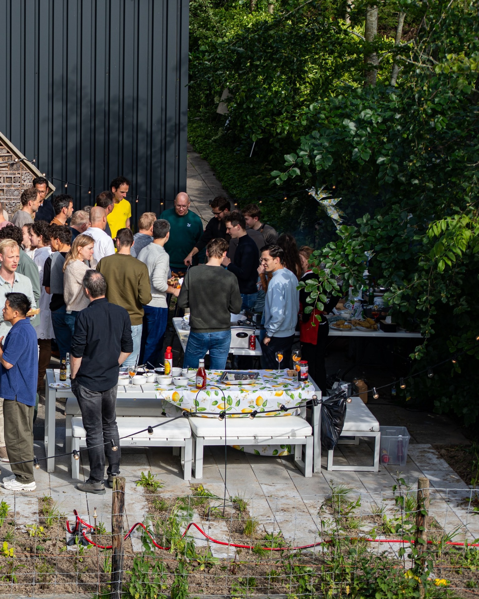 BBQ RR

Juist ook dit soort informele momenten maken RoosRos tot een fijne plek om te werken. Even bijpraten, samen lachen, nieuwe collega’s beter leren kennen en ontspannen met elkaar, het draagt allemaal bij aan de verbinding binnen ons team.”

#RoosRosArchitecten #RoosRos #gezond #toekomstgericht #BBQ #ORR