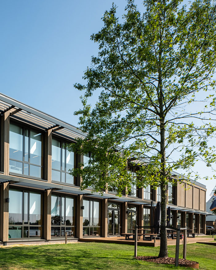 Van Meeuwen in Weesp

Het bedrijfsgebouw bestaat uit een houten constructie en is zoveel als mogelijk biobased uitgevoerd.

#RoosRosArchitecten #RoosRos #gezond #toekomstgericht #betekenisvol