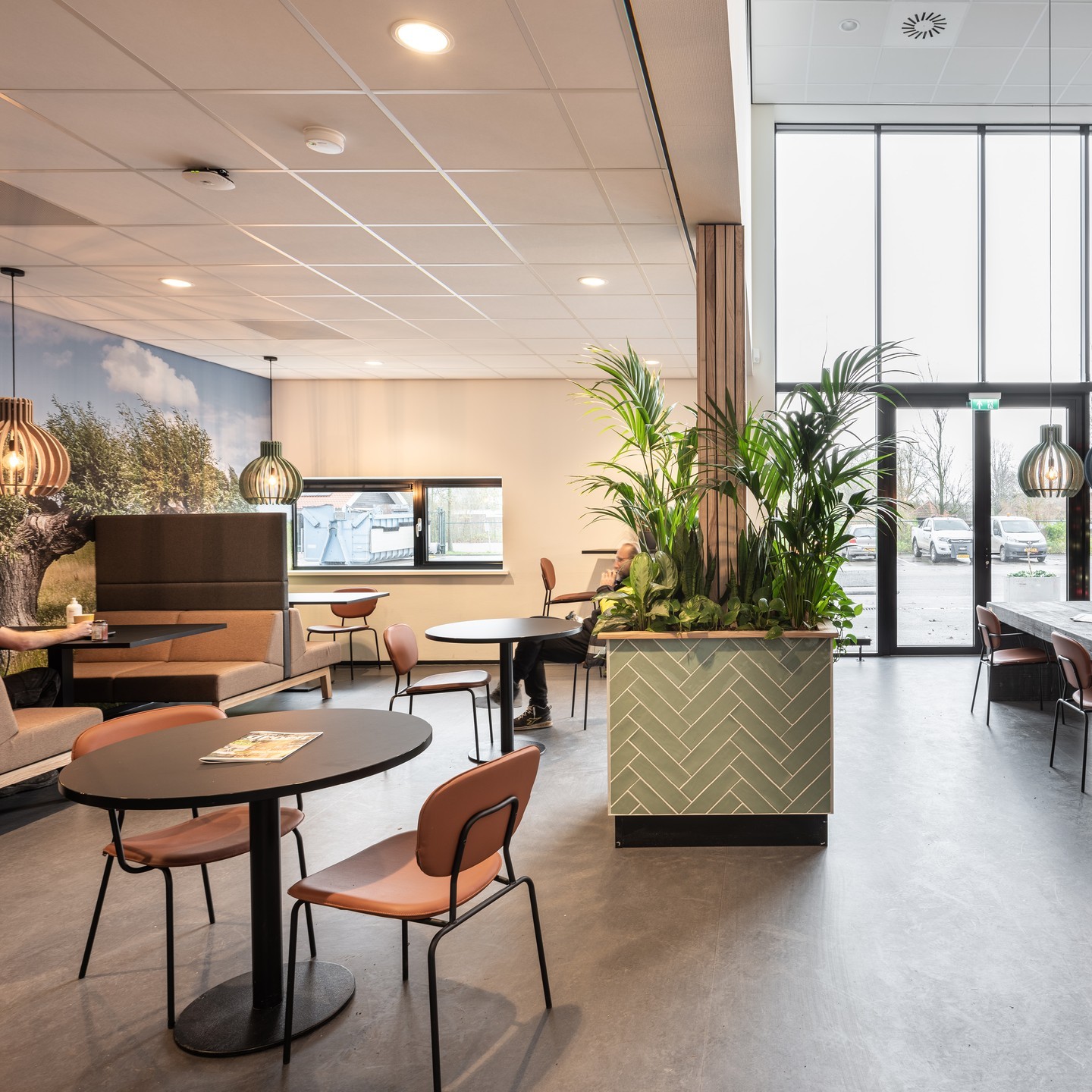 𝗚𝗲𝗺𝗲𝗲𝗻𝘁𝗲𝘄𝗲𝗿𝗳 𝗕𝗶𝗻𝗻𝗲𝗻𝗺𝗮𝗮𝘀 | In 2002 ontwierp RoosRos Architecten de nieuwbouw voor de gemeentewerf Binnenmaas. Het gebouw is vormgegeven als een opgetild landschap met daaronder de werkplaatsen, kantoren en overige voorzieningen voor de gemeentewerkplaats. In 2021 is het gebouw intern aangepast.
▪
▪
▪
#roosrosarchitecten #roosros #toekomstgericht #gemeentewerf #gemeente #binnenmaas #plezier #passie #teamRoosRos #architectuur #architecture #architectural #archilovers #architects_need #archdaily #architectuurnl #architect
