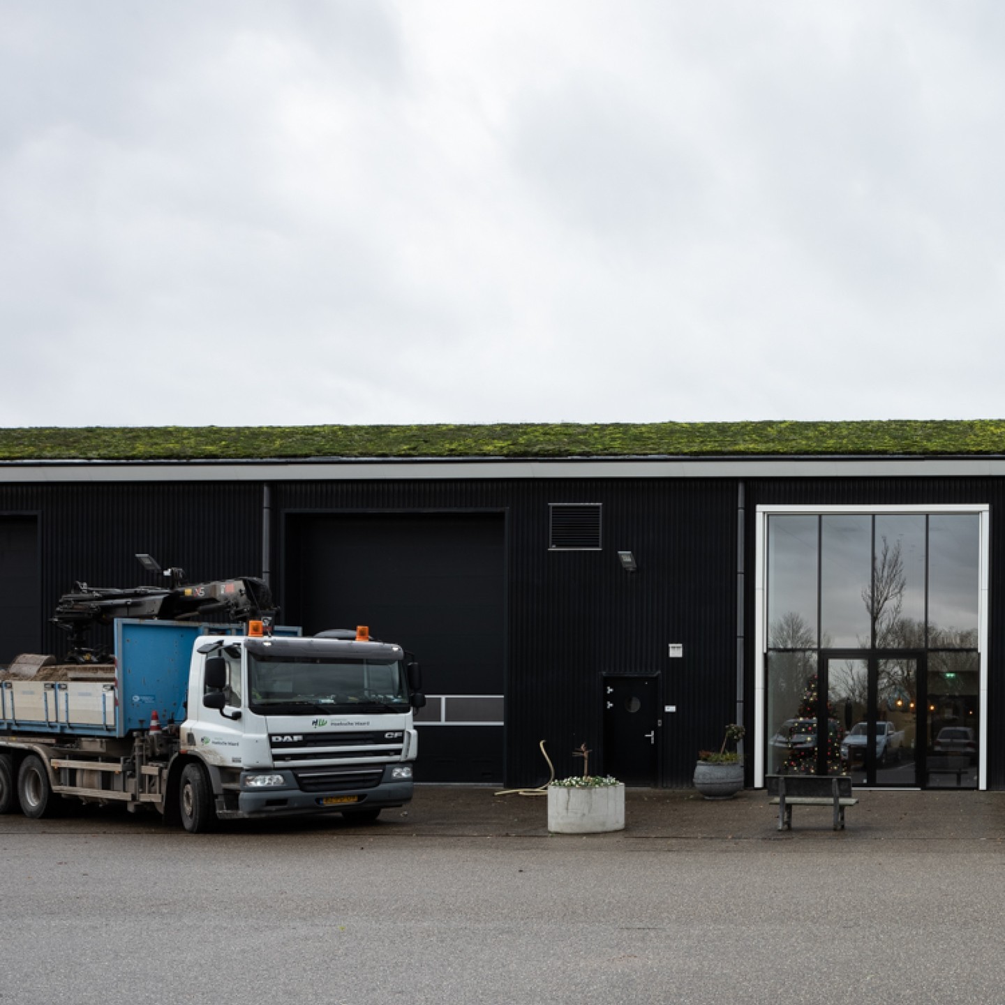 𝗚𝗲𝗺𝗲𝗲𝗻𝘁𝗲𝘄𝗲𝗿𝗳 𝗕𝗶𝗻𝗻𝗲𝗻𝗺𝗮𝗮𝘀 | Omdat de organisatie van de gemeentewerken is aangepast en onderdeel is geworden van de gemeente Hoeksche Waard, was een interne verbouwing noodzakelijk. Passend in de structuur van het gebouw heeft RoosRos een nieuwe ontmoetingsruimte gerealiseerd. Deze ontmoetingsruimte, die tevens als kantine dient, is twee verdiepingen hoog en heeft door de grote glazen pui zicht op het terrein van recreatieoord Binnenmaas. Ook de interne kantoorruimtes zijn aangepast met als resultaat een transparante en lichte werkomgeving.
▪
▪
▪
#roosrosarchitecten #roosros #toekomstgericht #gemeentewerf #gemeente #binnenmaas #plezier #passie #teamRoosRos #architectuur #architecture #architectural #archilovers #architects_need #archdaily