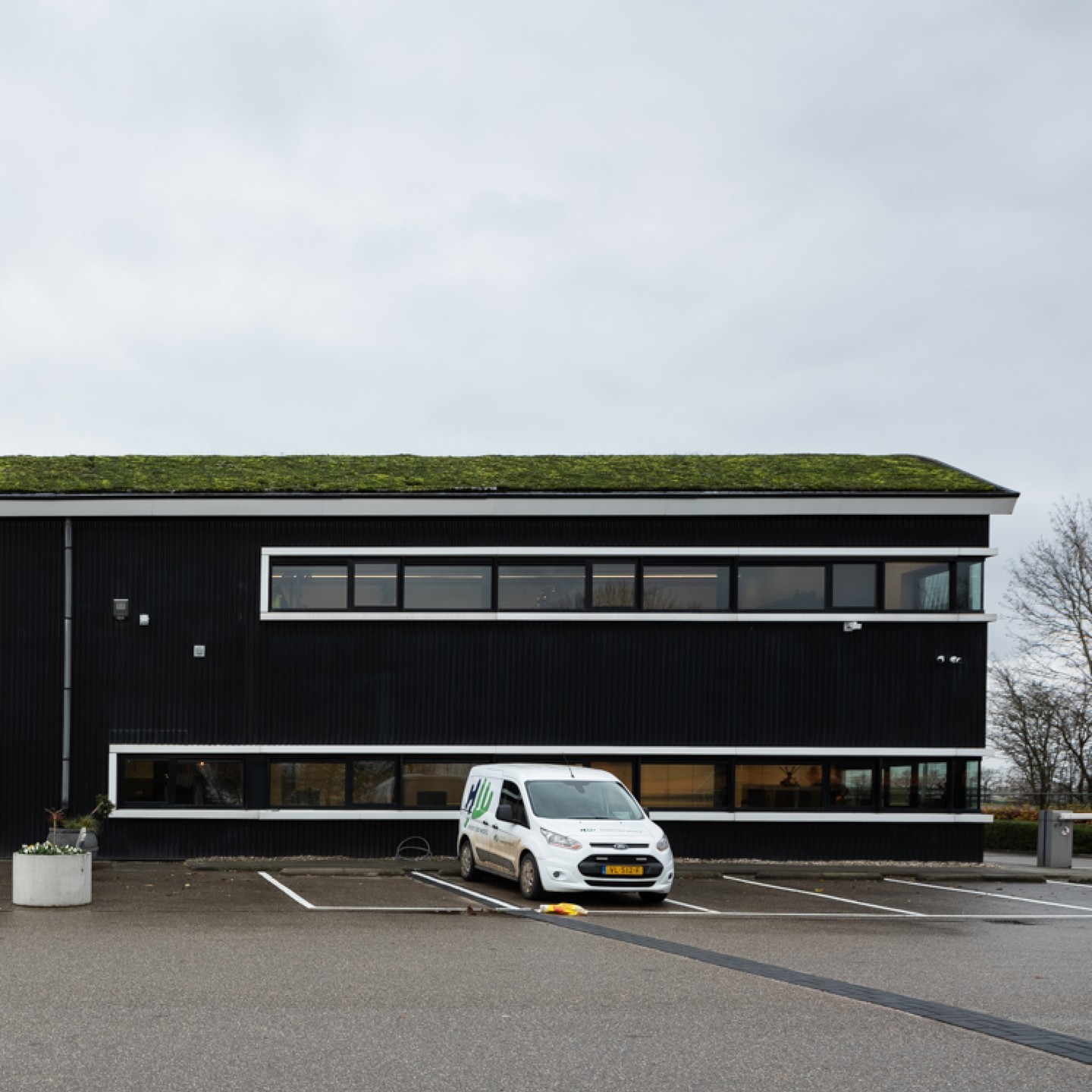 𝗚𝗲𝗺𝗲𝗲𝗻𝘁𝗲𝘄𝗲𝗿𝗳 𝗕𝗶𝗻𝗻𝗲𝗻𝗺𝗮𝗮𝘀 | De gemeentewerf is bijna twintig jaar geleden gebouwd op een plek midden in in het open landschap van de Hoeksche Waard. Een kwetsbare plek die vroeg om een zorgvuldige benadering. De zorgvuldige benadering is vertaald door het gebouw vorm te geven als opgetild landschap, waarbij het groene maaiveld als een vel papier is opgetild en over het programma ligt. De gevels zijn voorzien van zwarte gevelbeplating met witte kozijnen, als knipoog naar de historische agrarische schuren in de Hoekse Waard.
▪
▪
▪
#roosrosarchitecten #roosros #toekomstgericht #gemeentewerf #gemeente #binnenmaas #plezier #passie #teamRoosRos #architectuur #architecture #architectural #archilovers #architects_need #archdaily