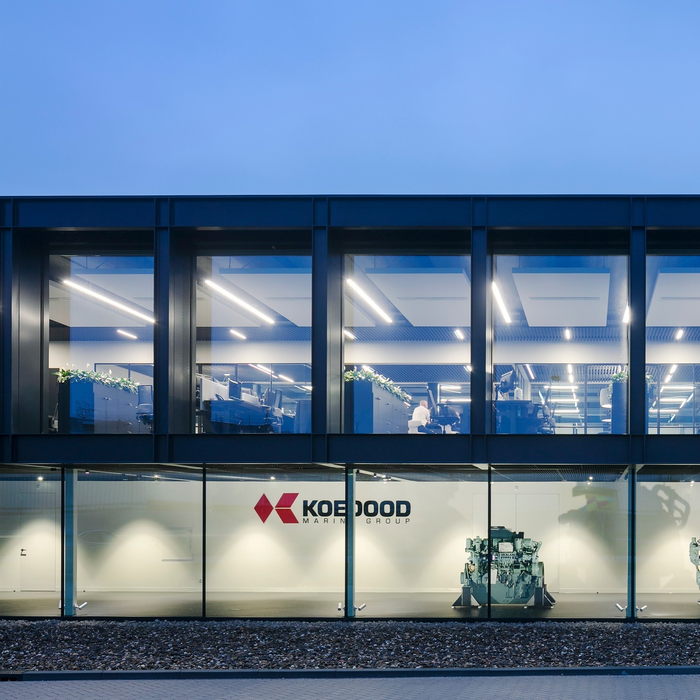 𝗞𝗼𝗲𝗱𝗼𝗼𝗱 | Het gebouw mag opvallen, zich onderscheiden. En doet dat door haar transparante gevels, haar verfijnde ritme en heldere maatsystematiek. Haar vloeiende gebogen lijnen van glas en subtiel vormgegeven details. Naast het gebogen glas, het staal en de Trimo gevel is er in het interieur veel groen toegepast om een prettige werkomgeving te creëren.
▪
▪
▪
#roosrosarchitecten #roosros #Koedood #Dieselservice #kantoor #multifunctioneel #HendrikIdoAmbacht #flexibel #transparant #plezier #passie #teamRoosRos #architectuur #architecture #architectural #archilovers #architects_need #archdaily