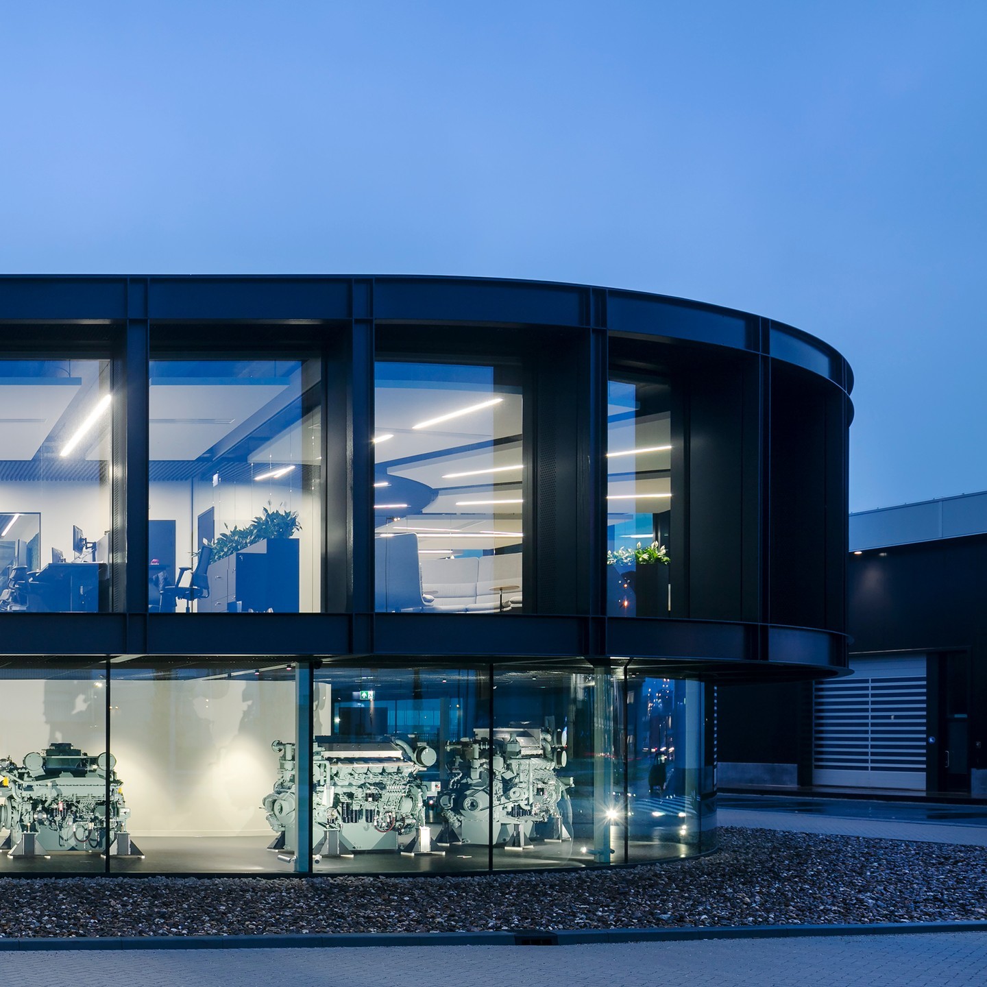 𝗞𝗼𝗲𝗱𝗼𝗼𝗱 | Het gebouw heeft, op de verdieping, een gevel met diepe, verticale lamellen die als zonwering fungeren. De lamellen zijn deels geperforeerd om het gebouw op een subtiele wijze te voorzien van spuiventilatie. Deze zorgen voor dieptewerking en schaduw en geven het gebouw gedurende de dag telkens een andere verschijningsvorm.
▪
▪
▪
#roosrosarchitecten #roosros #Koedood #Dieselservice #kantoor #multifunctioneel #HendrikIdoAmbacht #flexibel #transparant #plezier #passie #teamRoosRos #architectuur #architecture #architectural #archilovers #architects_need #archdaily