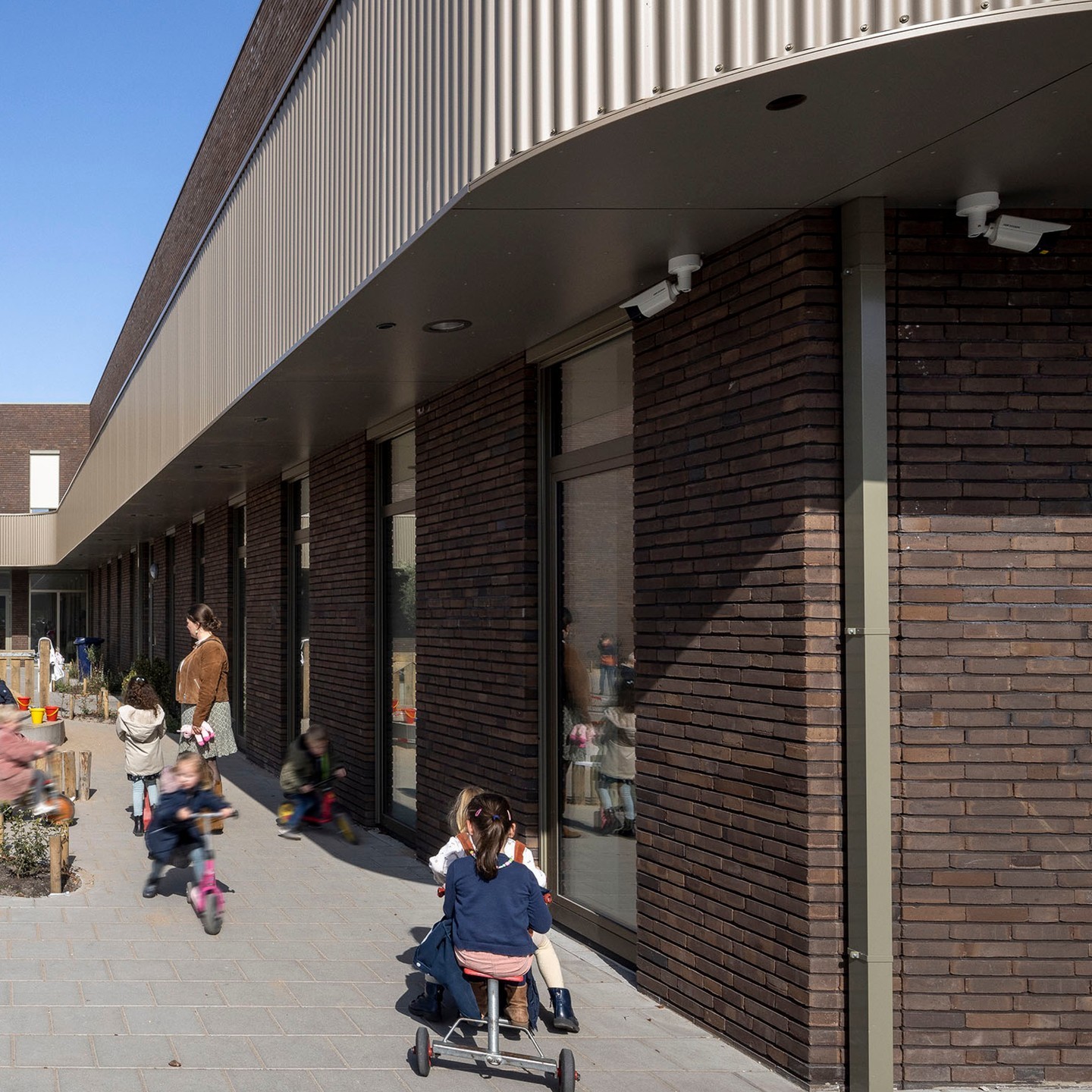 𝗗𝗲 𝗢𝗹𝗶𝗷𝗳𝗯𝗼𝗼𝗺 | In het ontwerp van basisschool De Olijfboom in Capelle aan den IJsel zijn de Total Costs of Ownership (TCO) vertaald in een onderhoudsarm gebouw met twee gezichten in meerdere opzichten.
▪
▪
▪
#roosrosarchitecten #roosros #Olijfboom #onderwijs #onderwijsgebouw #basisschool #toekomstgericht #plezier #passie #teamRoosRos #architectuur #architecture #architectural #archilovers #architects_need #archdaily