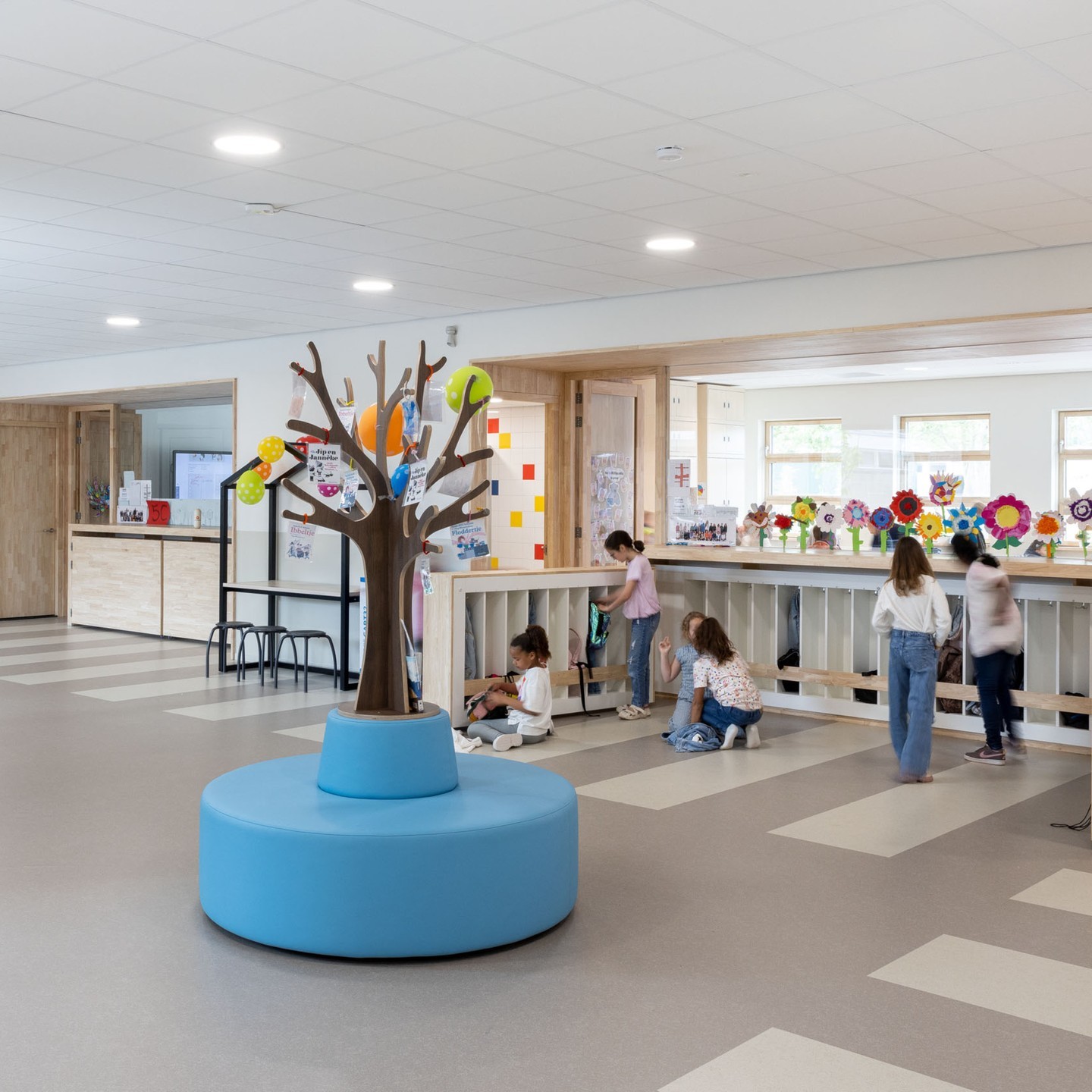 𝗥𝗶𝗲𝘁𝘃𝗲𝗹𝗱𝘀𝗰𝗵𝗼𝗼𝗹 | Om van het oude en het nieuwe deel één geheel te maken, zijn in het ontwerp patio’s opgenomen. De architecten spreken van “groene leertuinen” die de natuurlijke overgang tussen het historische gebouw en de nieuwbouw vormen. Door de patio’s krijgt zonlicht alle kans, in het hart van het gebouw. Rondom de patio’s bevinden zich de lokalen en zogenoemde leerpleinen, die kenmerkend zijn voor het Dalton-onderwijs.
▪
▪
▪
#roosrosarchitecten #roosros #Rietveld #onderwijsgebouw #onderwijs #plezier #passie #teamRoosRos #architectuur #architecture #architectural #archilovers #architects_need #archdaily