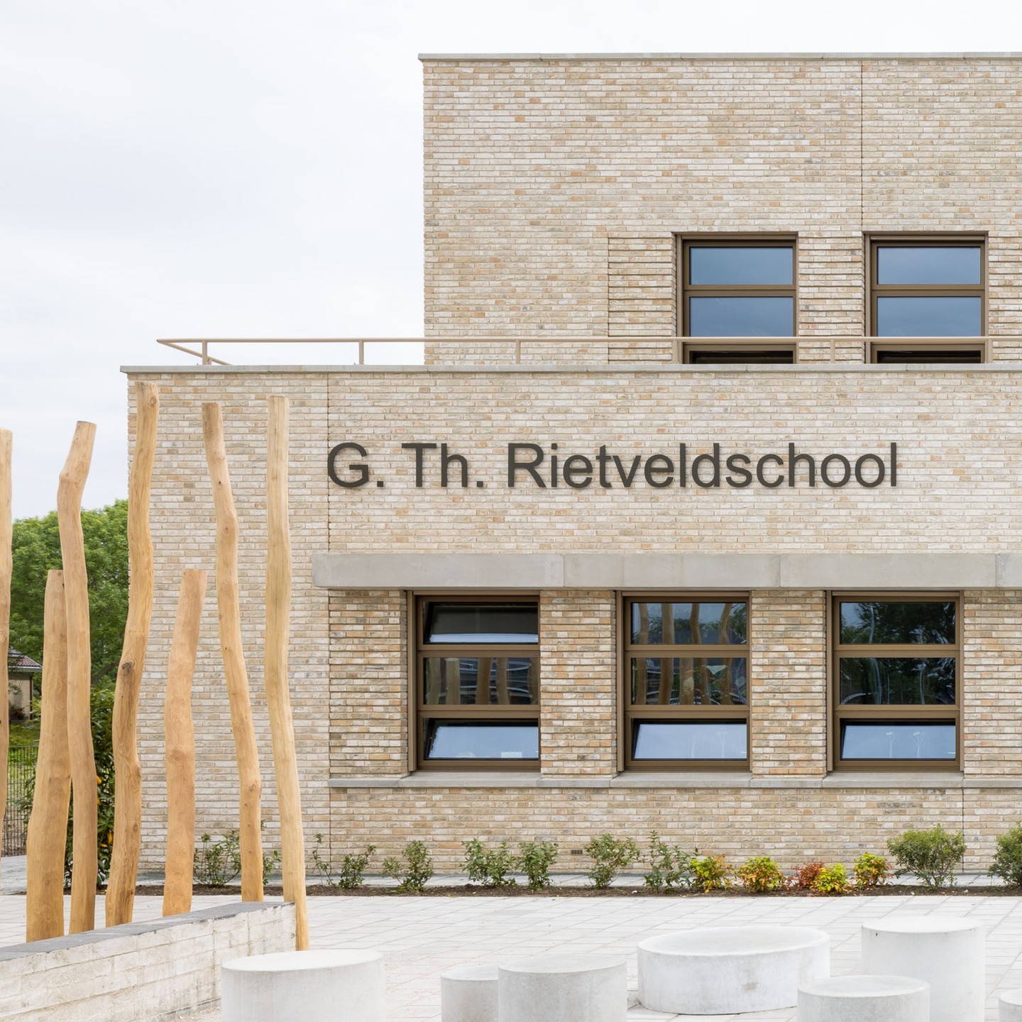 𝗥𝗶𝗲𝘁𝘃𝗲𝗹𝗱𝘀𝗰𝗵𝗼𝗼𝗹 | Er staat nu één groot schoolgebouw aan de Edisonstraat dat méér Rietveld uitstraalt dan ooit tevoren, vinden de twee architecten. Henk Lakerveld, die zich ontfermde over het historische deel en Henk de Gelder, als architect verantwoordelijk voor de nieuwbouw, spreken van “symbiose” en “balans”. “Het is echt één geheel. Qua kleur en ook ruimtelijk””, zegt Henk de Gelder. “En dat zonder dat aan de nieuwbouw al te uitdrukkelijk Rietveld-elementen zijn toegevoegd. Want dan was het een karikatuur geworden”, aldus Henk Lakerveld.
▪
▪
▪
#roosrosarchitecten #roosros #Rietveld #onderwijsgebouw #onderwijs #plezier #passie #teamRoosRos #architectuur #architecture #architectural #archilovers #architects_need #archdaily