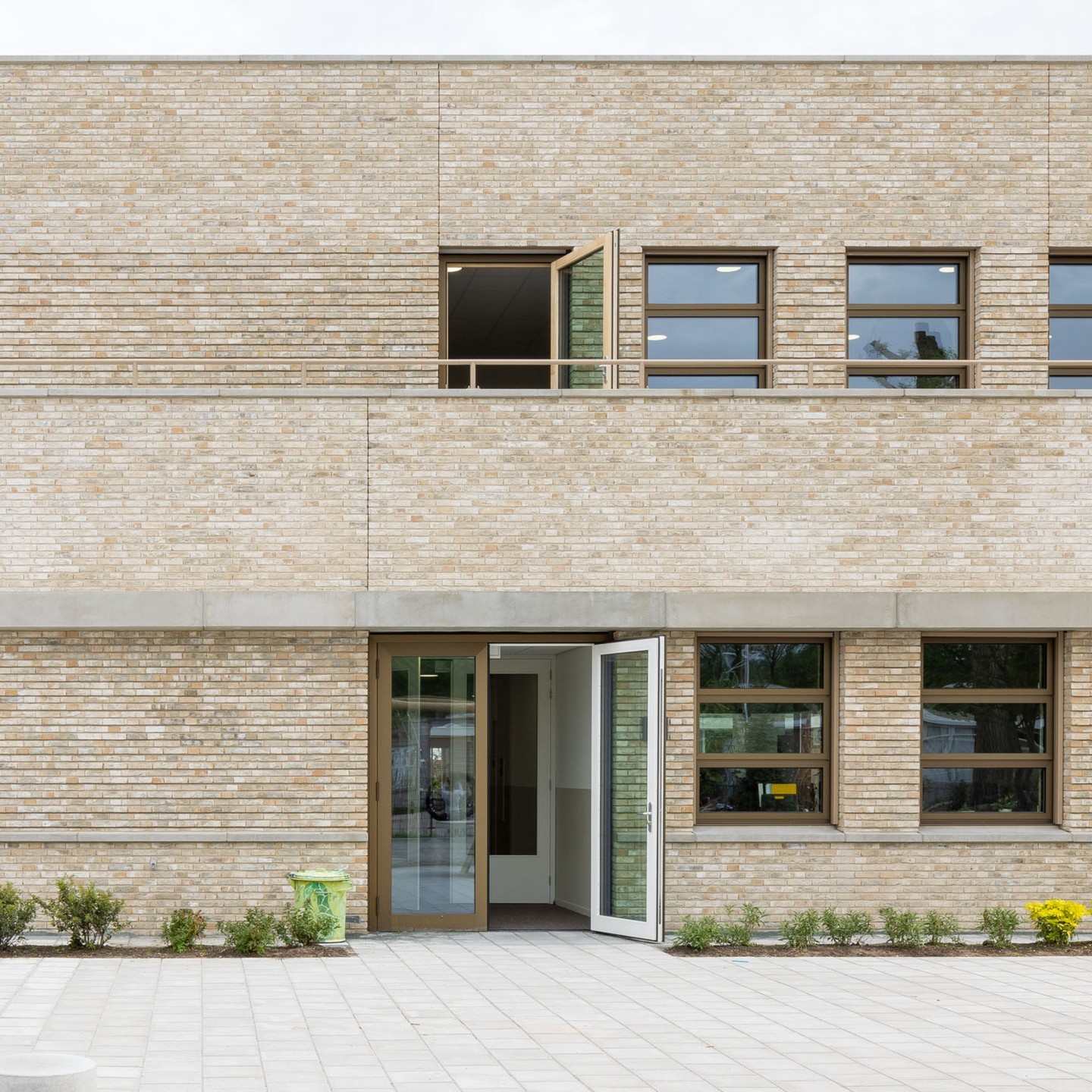 𝗥𝗶𝗲𝘁𝘃𝗲𝗹𝗱𝘀𝗰𝗵𝗼𝗼𝗹 | Het gebouw is één van de meest bijzondere onderwijsgebouwen in de gemeente, simpelweg omdat architect Gerrit Th. Rietveld (1888-1964) de architect van het oorspronkelijke hoofdgebouw is. Hieraan ontleent het zijn monumentale status.
▪
▪
▪
#roosrosarchitecten #roosros #Rietveld #onderwijsgebouw #onderwijs #plezier #passie #teamRoosRos #architectuur #architecture #architectural #archilovers #architects_need #archdaily