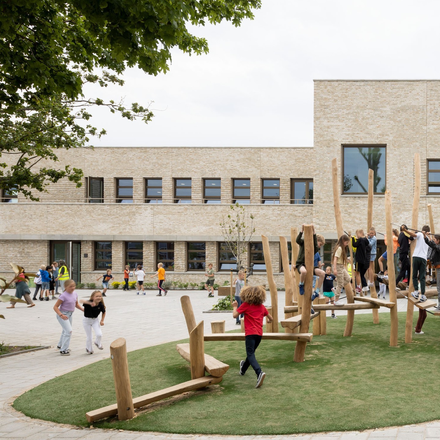 𝗥𝗶𝗲𝘁𝘃𝗲𝗹𝗱𝘀𝗰𝗵𝗼𝗼𝗹 | De twee architecten vinden het een goede zaak dat het monumentale gebouw zijn bestaan als schoolgebouw voortzet. En niet, zoals Henk Lakerveld zegt, als het ware apart komt te staan. “Zo’n solo-gebouw met culturele en maatschappelijke activiteiten wordt al snel moeilijk te exploiteren. Als schoolgebouw is het veel toekomstbestendiger.”
▪
▪
▪
#roosrosarchitecten #roosros #Rietveld #onderwijsgebouw #onderwijs #plezier #passie #teamRoosRos #architectuur #architecture #architectural #archilovers #architects_need