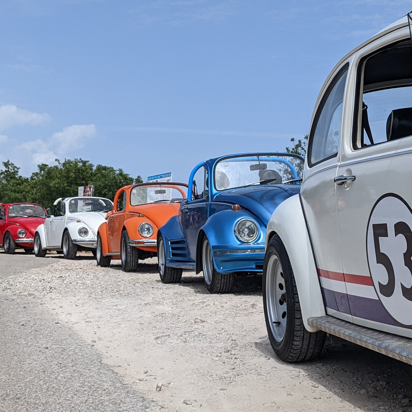 𝗣𝗼𝘄𝗲𝗿𝘁𝗿𝗶𝗽 𝗛𝘃𝗮𝗿 | Met het hele kantoor naar Hvar. Vorige week gingen we met ons team naar het idyllische eiland voor de Kroatische kust. Mooie baaien met verscholen stranden, prachtige natuur met geurende lavendelvelden en schilderachtige dorpjes. De driedaagse trip stond in het teken van ontspanning, actie en plezier. Het was dé gelegenheid om elkaar nog beter te leren kennen!
▪
▪
▪
#roosrosarchitecten #roosros #Powertrip #Hvar #kroatië #plezier #passie #teamRoosRos #teambuilding #architectuur #architecture #architectural #archilovers #architects_need